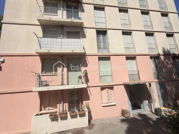 🏡À VENDRE - MARSEILLE 12ᵉ –  T5 de 74m², 3 CHAMBRES , 2 BALCONS -CAVE -PRIX 244 000 €

Résidence Les Amandiers- Appartement T5 – 74 m² | 3 chambres | 2 balcons | Cave

Situé au 3ᵉ étage (sans ascenseur) de la résidence Les Amandiers, venez découvrir cet agréable appartement T5 de 74 m², offrant de beaux volumes et un agencement fonctionnel.

✨ Composition du bien :

🛋️ Salon lumineux avec climatisation réversible

🛏️ 3 chambres

🍽️ Grande cuisine indépendante avec espace salle à manger

🚽 WC indépendant

🌿 2 balcons ( un de chaque côté )

📦 Cave privative


✅ Les + du bien : 

❄️ Climatisation réversible dans le séjour

🪟 Double vitrage sur l’ensemble de l’appartement

🏢 Parties communes récemment rénovées

📍 Résidence familiale et bien entretenue


ℹ️ Informations complémentaires :

📐 Surface : 74 m²+ 11m2 hors carrez 

🏢 3ᵉ étage sans ascenseur

⚡ Chauffage électrique

💧 Eau chaude au gaz

💶 Charges de copropriété : 338 € / trimestre.
🏘️ Copropriété de 520 lots.
jeux de boules dans les jardins communs.
Des places de parkings accessible pour les résidents.
 
📸 Information importante : 
Le logement étant actuellement occupé, certaines photos ont été légèrement désencombrées afin de mieux mettre en valeur les volumes réels. L’agencement et les surfaces restent strictement identiques. Voir actuellement sur la visite virtuelle 🪄

📞 N’hésitez pas à nous contacter pour obtenir d’avantage d’informations ou organiser une visite !

Amandine Magnan 
BSK immobilier 
06 79 99 89 89