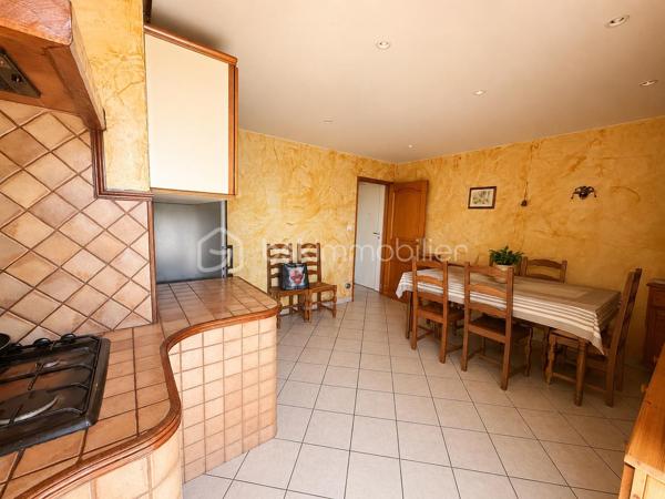 🏡À VENDRE - MARSEILLE 12ᵉ –  T5 de 74m², 3 CHAMBRES , 2 BALCONS -CAVE -PRIX 244 000 €

Résidence Les Amandiers- Appartement T5 – 74 m² | 3 chambres | 2 balcons | Cave

Situé au 3ᵉ étage (sans ascenseur) de la résidence Les Amandiers, venez découvrir cet agréable appartement T5 de 74 m², offrant de beaux volumes et un agencement fonctionnel.

✨ Composition du bien :

🛋️ Salon lumineux avec climatisation réversible

🛏️ 3 chambres

🍽️ Grande cuisine indépendante avec espace salle à manger

🚽 WC indépendant

🌿 2 balcons ( un de chaque côté )

📦 Cave privative


✅ Les + du bien : 

❄️ Climatisation réversible dans le séjour

🪟 Double vitrage sur l’ensemble de l’appartement

🏢 Parties communes récemment rénovées

📍 Résidence familiale et bien entretenue


ℹ️ Informations complémentaires :

📐 Surface : 74 m²+ 11m2 hors carrez 

🏢 3ᵉ étage sans ascenseur

⚡ Chauffage électrique

💧 Eau chaude au gaz

💶 Charges de copropriété : 338 € / trimestre.
🏘️ Copropriété de 520 lots.
jeux de boules dans les jardins communs.
Des places de parkings accessible pour les résidents.
 
📸 Information importante : 
Le logement étant actuellement occupé, certaines photos ont été légèrement désencombrées afin de mieux mettre en valeur les volumes réels. L’agencement et les surfaces restent strictement identiques. Voir actuellement sur la visite virtuelle 🪄

📞 N’hésitez pas à nous contacter pour obtenir d’avantage d’informations ou organiser une visite !

Amandine Magnan 
BSK immobilier 
06 79 99 89 89