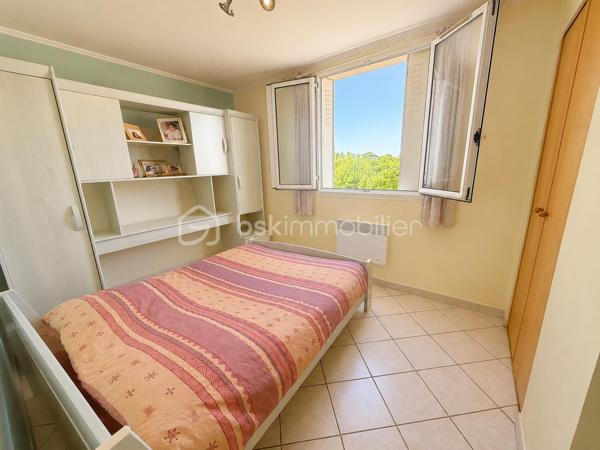 🏡À VENDRE - MARSEILLE 12ᵉ –  T5 de 74m², 3 CHAMBRES , 2 BALCONS -CAVE -PRIX 244 000 €

Résidence Les Amandiers- Appartement T5 – 74 m² | 3 chambres | 2 balcons | Cave

Situé au 3ᵉ étage (sans ascenseur) de la résidence Les Amandiers, venez découvrir cet agréable appartement T5 de 74 m², offrant de beaux volumes et un agencement fonctionnel.

✨ Composition du bien :

🛋️ Salon lumineux avec climatisation réversible

🛏️ 3 chambres

🍽️ Grande cuisine indépendante avec espace salle à manger

🚽 WC indépendant

🌿 2 balcons ( un de chaque côté )

📦 Cave privative


✅ Les + du bien : 

❄️ Climatisation réversible dans le séjour

🪟 Double vitrage sur l’ensemble de l’appartement

🏢 Parties communes récemment rénovées

📍 Résidence familiale et bien entretenue


ℹ️ Informations complémentaires :

📐 Surface : 74 m²+ 11m2 hors carrez 

🏢 3ᵉ étage sans ascenseur

⚡ Chauffage électrique

💧 Eau chaude au gaz

💶 Charges de copropriété : 338 € / trimestre.
🏘️ Copropriété de 520 lots.
jeux de boules dans les jardins communs.
Des places de parkings accessible pour les résidents.
 
📸 Information importante : 
Le logement étant actuellement occupé, certaines photos ont été légèrement désencombrées afin de mieux mettre en valeur les volumes réels. L’agencement et les surfaces restent strictement identiques. Voir actuellement sur la visite virtuelle 🪄

📞 N’hésitez pas à nous contacter pour obtenir d’avantage d’informations ou organiser une visite !

Amandine Magnan 
BSK immobilier 
06 79 99 89 89
