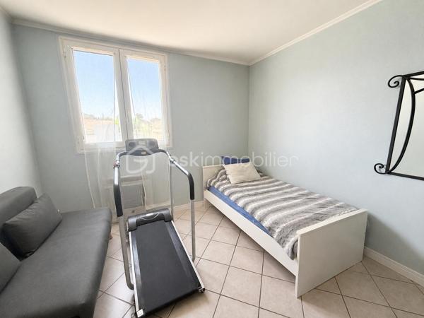 🏡À VENDRE - MARSEILLE 12ᵉ –  T5 de 74m², 3 CHAMBRES , 2 BALCONS -CAVE -PRIX 244 000 €

Résidence Les Amandiers- Appartement T5 – 74 m² | 3 chambres | 2 balcons | Cave

Situé au 3ᵉ étage (sans ascenseur) de la résidence Les Amandiers, venez découvrir cet agréable appartement T5 de 74 m², offrant de beaux volumes et un agencement fonctionnel.

✨ Composition du bien :

🛋️ Salon lumineux avec climatisation réversible

🛏️ 3 chambres

🍽️ Grande cuisine indépendante avec espace salle à manger

🚽 WC indépendant

🌿 2 balcons ( un de chaque côté )

📦 Cave privative


✅ Les + du bien : 

❄️ Climatisation réversible dans le séjour

🪟 Double vitrage sur l’ensemble de l’appartement

🏢 Parties communes récemment rénovées

📍 Résidence familiale et bien entretenue


ℹ️ Informations complémentaires :

📐 Surface : 74 m²+ 11m2 hors carrez 

🏢 3ᵉ étage sans ascenseur

⚡ Chauffage électrique

💧 Eau chaude au gaz

💶 Charges de copropriété : 338 € / trimestre.
🏘️ Copropriété de 520 lots.
jeux de boules dans les jardins communs.
Des places de parkings accessible pour les résidents.
 
📸 Information importante : 
Le logement étant actuellement occupé, certaines photos ont été légèrement désencombrées afin de mieux mettre en valeur les volumes réels. L’agencement et les surfaces restent strictement identiques. Voir actuellement sur la visite virtuelle 🪄

📞 N’hésitez pas à nous contacter pour obtenir d’avantage d’informations ou organiser une visite !

Amandine Magnan 
BSK immobilier 
06 79 99 89 89