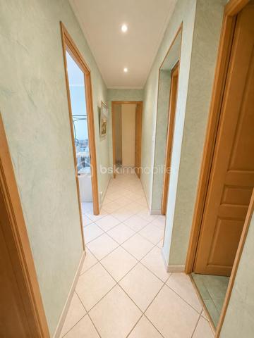 🏡À VENDRE - MARSEILLE 12ᵉ –  T5 de 74m², 3 CHAMBRES , 2 BALCONS -CAVE -PRIX 244 000 €

Résidence Les Amandiers- Appartement T5 – 74 m² | 3 chambres | 2 balcons | Cave

Situé au 3ᵉ étage (sans ascenseur) de la résidence Les Amandiers, venez découvrir cet agréable appartement T5 de 74 m², offrant de beaux volumes et un agencement fonctionnel.

✨ Composition du bien :

🛋️ Salon lumineux avec climatisation réversible

🛏️ 3 chambres

🍽️ Grande cuisine indépendante avec espace salle à manger

🚽 WC indépendant

🌿 2 balcons ( un de chaque côté )

📦 Cave privative


✅ Les + du bien : 

❄️ Climatisation réversible dans le séjour

🪟 Double vitrage sur l’ensemble de l’appartement

🏢 Parties communes récemment rénovées

📍 Résidence familiale et bien entretenue


ℹ️ Informations complémentaires :

📐 Surface : 74 m²+ 11m2 hors carrez 

🏢 3ᵉ étage sans ascenseur

⚡ Chauffage électrique

💧 Eau chaude au gaz

💶 Charges de copropriété : 338 € / trimestre.
🏘️ Copropriété de 520 lots.
jeux de boules dans les jardins communs.
Des places de parkings accessible pour les résidents.
 
📸 Information importante : 
Le logement étant actuellement occupé, certaines photos ont été légèrement désencombrées afin de mieux mettre en valeur les volumes réels. L’agencement et les surfaces restent strictement identiques. Voir actuellement sur la visite virtuelle 🪄

📞 N’hésitez pas à nous contacter pour obtenir d’avantage d’informations ou organiser une visite !

Amandine Magnan 
BSK immobilier 
06 79 99 89 89