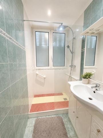 🏡À VENDRE - MARSEILLE 12ᵉ –  T5 de 74m², 3 CHAMBRES , 2 BALCONS -CAVE -PRIX 244 000 €

Résidence Les Amandiers- Appartement T5 – 74 m² | 3 chambres | 2 balcons | Cave

Situé au 3ᵉ étage (sans ascenseur) de la résidence Les Amandiers, venez découvrir cet agréable appartement T5 de 74 m², offrant de beaux volumes et un agencement fonctionnel.

✨ Composition du bien :

🛋️ Salon lumineux avec climatisation réversible

🛏️ 3 chambres

🍽️ Grande cuisine indépendante avec espace salle à manger

🚽 WC indépendant

🌿 2 balcons ( un de chaque côté )

📦 Cave privative


✅ Les + du bien : 

❄️ Climatisation réversible dans le séjour

🪟 Double vitrage sur l’ensemble de l’appartement

🏢 Parties communes récemment rénovées

📍 Résidence familiale et bien entretenue


ℹ️ Informations complémentaires :

📐 Surface : 74 m²+ 11m2 hors carrez 

🏢 3ᵉ étage sans ascenseur

⚡ Chauffage électrique

💧 Eau chaude au gaz

💶 Charges de copropriété : 338 € / trimestre.
🏘️ Copropriété de 520 lots.
jeux de boules dans les jardins communs.
Des places de parkings accessible pour les résidents.
 
📸 Information importante : 
Le logement étant actuellement occupé, certaines photos ont été légèrement désencombrées afin de mieux mettre en valeur les volumes réels. L’agencement et les surfaces restent strictement identiques. Voir actuellement sur la visite virtuelle 🪄

📞 N’hésitez pas à nous contacter pour obtenir d’avantage d’informations ou organiser une visite !

Amandine Magnan 
BSK immobilier 
06 79 99 89 89