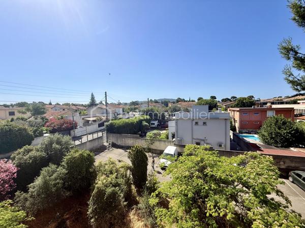 🏡À VENDRE - MARSEILLE 12ᵉ –  T5 de 74m², 3 CHAMBRES , 2 BALCONS -CAVE -PRIX 244 000 €

Résidence Les Amandiers- Appartement T5 – 74 m² | 3 chambres | 2 balcons | Cave

Situé au 3ᵉ étage (sans ascenseur) de la résidence Les Amandiers, venez découvrir cet agréable appartement T5 de 74 m², offrant de beaux volumes et un agencement fonctionnel.

✨ Composition du bien :

🛋️ Salon lumineux avec climatisation réversible

🛏️ 3 chambres

🍽️ Grande cuisine indépendante avec espace salle à manger

🚽 WC indépendant

🌿 2 balcons ( un de chaque côté )

📦 Cave privative


✅ Les + du bien : 

❄️ Climatisation réversible dans le séjour

🪟 Double vitrage sur l’ensemble de l’appartement

🏢 Parties communes récemment rénovées

📍 Résidence familiale et bien entretenue


ℹ️ Informations complémentaires :

📐 Surface : 74 m²+ 11m2 hors carrez 

🏢 3ᵉ étage sans ascenseur

⚡ Chauffage électrique

💧 Eau chaude au gaz

💶 Charges de copropriété : 338 € / trimestre.
🏘️ Copropriété de 520 lots.
jeux de boules dans les jardins communs.
Des places de parkings accessible pour les résidents.
 
📸 Information importante : 
Le logement étant actuellement occupé, certaines photos ont été légèrement désencombrées afin de mieux mettre en valeur les volumes réels. L’agencement et les surfaces restent strictement identiques. Voir actuellement sur la visite virtuelle 🪄

📞 N’hésitez pas à nous contacter pour obtenir d’avantage d’informations ou organiser une visite !

Amandine Magnan 
BSK immobilier 
06 79 99 89 89