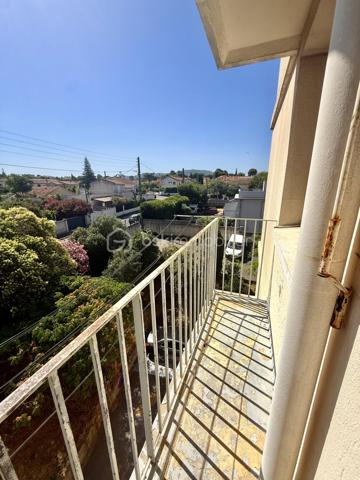 🏡À VENDRE - MARSEILLE 12ᵉ –  T5 de 74m², 3 CHAMBRES , 2 BALCONS -CAVE -PRIX 244 000 €

Résidence Les Amandiers- Appartement T5 – 74 m² | 3 chambres | 2 balcons | Cave

Situé au 3ᵉ étage (sans ascenseur) de la résidence Les Amandiers, venez découvrir cet agréable appartement T5 de 74 m², offrant de beaux volumes et un agencement fonctionnel.

✨ Composition du bien :

🛋️ Salon lumineux avec climatisation réversible

🛏️ 3 chambres

🍽️ Grande cuisine indépendante avec espace salle à manger

🚽 WC indépendant

🌿 2 balcons ( un de chaque côté )

📦 Cave privative


✅ Les + du bien : 

❄️ Climatisation réversible dans le séjour

🪟 Double vitrage sur l’ensemble de l’appartement

🏢 Parties communes récemment rénovées

📍 Résidence familiale et bien entretenue


ℹ️ Informations complémentaires :

📐 Surface : 74 m²+ 11m2 hors carrez 

🏢 3ᵉ étage sans ascenseur

⚡ Chauffage électrique

💧 Eau chaude au gaz

💶 Charges de copropriété : 338 € / trimestre.
🏘️ Copropriété de 520 lots.
jeux de boules dans les jardins communs.
Des places de parkings accessible pour les résidents.
 
📸 Information importante : 
Le logement étant actuellement occupé, certaines photos ont été légèrement désencombrées afin de mieux mettre en valeur les volumes réels. L’agencement et les surfaces restent strictement identiques. Voir actuellement sur la visite virtuelle 🪄

📞 N’hésitez pas à nous contacter pour obtenir d’avantage d’informations ou organiser une visite !

Amandine Magnan 
BSK immobilier 
06 79 99 89 89