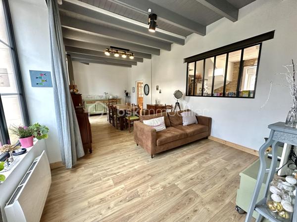 Et si vous achetiez 3 maisons en une ? – Ensemble immobilier de caractère à Pouldreuzic

Au cœur du bourg de Pouldreuzic, à 5 minutes des plages de Penhors, découvrez une propriété rare offrant un potentiel exceptionnel pour un projet familial, patrimonial ou locatif.

Derrière son portail motorisé et son enceinte entièrement clôturée, cet ensemble immobilier développe actuellement plus de 212 m² habitables et près de 290 m² exploitables à terme.

À l'origine composée de deux maisons distinctes, la propriété a été réunie pour créer une vaste demeure familiale tout en conservant la possibilité de retrouver plusieurs logements indépendants. Gros point fort : une dépendance : petite maison de 65m² à terminer (hors d'eau, hors d'air)

Vous découvrirez un intérieur chaleureux où le charme de l'ancien a été préservé : murs en pierre, poutres apparentes, parquets authentiques, beaux volumes et nombreuses ouvertures apportant luminosité et caractère à l'ensemble.

La maison propose aujourd'hui :

• 7 chambres (voir 8 si cloisonnement 2ème étage)
• 2 salles d'eau (RDC et 1er étage)
• 1 salle de bains (2ème étage)
• 3 WC (sur chaque niveau)
• Une cuisine aménagée et équipée indépendante avec verrière et pouvant être ouverte (si besoin) sur salon/séjour
• Plusieurs espaces de vie permettant de recevoir famille et amis dans un confort optimal : double salon / séjour
• Espace Buanderie , cuisine d'été 

À l'extérieur, une grande terrasse exposée Sud prolonge les espaces de vie. La cour et le jardin entièrement clos permettent de profiter des lieux en toute tranquillité. Un appentis ainsi qu'une dépendance de 65m² complètent l'ensemble.

Le potentiel constitue sans doute l'un des plus grands atouts de cette propriété :

Possibilité de recréer deux maisons totalement indépendantes comme à l'origine.
Dépendance pouvant être transformée en habitation T2/T3.
Jusqu'à trois logements distincts avec entrées indépendantes et stationnements.
Projet idéal pour une grande famille, une activité de location saisonnière ou annuelle, un regroupement familial ou un investissement patrimonial à forte valeur ajoutée.

Côté technique, les travaux majeurs ont déjà été réalisés :

✓ Isolation
✓ Menuiseries double vitrage
✓ Électricité
✓ Plomberie
✓ Revêtements et peintures
✓ Assainissement collectif (tout-à-l'égout)
✓ Fibre optique
✓ VMC
✓ Portail automatique

Construction de 1947.

DPE : D, proche du classement C.

Taxe foncière : seulement 658 €.

Un bien atypique et difficile à comparer sur le marché local, offrant le cachet de l'ancien, le confort d'une rénovation récente et un potentiel d'exploitation particulièrement rare sur le secteur.

Une opportunité unique d'acquérir non pas une maison, mais potentiellement 3 habitations sur une même propriété.

- - - Visite uniquement sur rendez-vous - - -

Contact Exclusif : Gino DUPUY - BSK Immobilier

Votre Conseiller Immobilier sur Quimper et alentours.
Avis de valeur OFFERT dans tout le Finistère Sud.
Pour plus d'informations rendez vous sur mon site internet. 

_________________________________________________

VENTE IMMOBILIÈRE – QUIMPER & Alentours
Échangeons sur votre projet, sans engagement, pour définir la meilleure stratégie de vente.

APPORTEURS D'AFFAIRES
Vous connaissez quelqu'un qui souhaite vendre ou acheter ?
Un simple message suffit pour initier un contact, je m'occupe du reste. Rémunération attractive.

COLLABORATION INTERCABINET
Discutons volontiers d'un partage de mandat ou d'un acheteur en recherche.

_________________________________________________

Honoraires charge vendeur : aucun frais d'agence supplémentaires pour vous.
Le prix affiché est votre prix final hors frais de notaire.