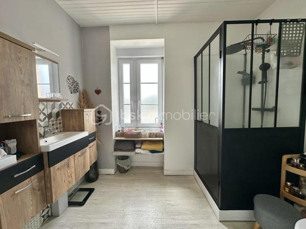 Et si vous achetiez 3 maisons en une ? – Ensemble immobilier de caractère à Pouldreuzic

Au cœur du bourg de Pouldreuzic, à 5 minutes des plages de Penhors, découvrez une propriété rare offrant un potentiel exceptionnel pour un projet familial, patrimonial ou locatif.

Derrière son portail motorisé et son enceinte entièrement clôturée, cet ensemble immobilier développe actuellement plus de 212 m² habitables et près de 290 m² exploitables à terme.

À l'origine composée de deux maisons distinctes, la propriété a été réunie pour créer une vaste demeure familiale tout en conservant la possibilité de retrouver plusieurs logements indépendants. Gros point fort : une dépendance : petite maison de 65m² à terminer (hors d'eau, hors d'air)

Vous découvrirez un intérieur chaleureux où le charme de l'ancien a été préservé : murs en pierre, poutres apparentes, parquets authentiques, beaux volumes et nombreuses ouvertures apportant luminosité et caractère à l'ensemble.

La maison propose aujourd'hui :

• 7 chambres (voir 8 si cloisonnement 2ème étage)
• 2 salles d'eau (RDC et 1er étage)
• 1 salle de bains (2ème étage)
• 3 WC (sur chaque niveau)
• Une cuisine aménagée et équipée indépendante avec verrière et pouvant être ouverte (si besoin) sur salon/séjour
• Plusieurs espaces de vie permettant de recevoir famille et amis dans un confort optimal : double salon / séjour
• Espace Buanderie , cuisine d'été 

À l'extérieur, une grande terrasse exposée Sud prolonge les espaces de vie. La cour et le jardin entièrement clos permettent de profiter des lieux en toute tranquillité. Un appentis ainsi qu'une dépendance de 65m² complètent l'ensemble.

Le potentiel constitue sans doute l'un des plus grands atouts de cette propriété :

Possibilité de recréer deux maisons totalement indépendantes comme à l'origine.
Dépendance pouvant être transformée en habitation T2/T3.
Jusqu'à trois logements distincts avec entrées indépendantes et stationnements.
Projet idéal pour une grande famille, une activité de location saisonnière ou annuelle, un regroupement familial ou un investissement patrimonial à forte valeur ajoutée.

Côté technique, les travaux majeurs ont déjà été réalisés :

✓ Isolation
✓ Menuiseries double vitrage
✓ Électricité
✓ Plomberie
✓ Revêtements et peintures
✓ Assainissement collectif (tout-à-l'égout)
✓ Fibre optique
✓ VMC
✓ Portail automatique

Construction de 1947.

DPE : D, proche du classement C.

Taxe foncière : seulement 658 €.

Un bien atypique et difficile à comparer sur le marché local, offrant le cachet de l'ancien, le confort d'une rénovation récente et un potentiel d'exploitation particulièrement rare sur le secteur.

Une opportunité unique d'acquérir non pas une maison, mais potentiellement 3 habitations sur une même propriété.

- - - Visite uniquement sur rendez-vous - - -

Contact Exclusif : Gino DUPUY - BSK Immobilier

Votre Conseiller Immobilier sur Quimper et alentours.
Avis de valeur OFFERT dans tout le Finistère Sud.
Pour plus d'informations rendez vous sur mon site internet. 

_________________________________________________

VENTE IMMOBILIÈRE – QUIMPER & Alentours
Échangeons sur votre projet, sans engagement, pour définir la meilleure stratégie de vente.

APPORTEURS D'AFFAIRES
Vous connaissez quelqu'un qui souhaite vendre ou acheter ?
Un simple message suffit pour initier un contact, je m'occupe du reste. Rémunération attractive.

COLLABORATION INTERCABINET
Discutons volontiers d'un partage de mandat ou d'un acheteur en recherche.

_________________________________________________

Honoraires charge vendeur : aucun frais d'agence supplémentaires pour vous.
Le prix affiché est votre prix final hors frais de notaire.