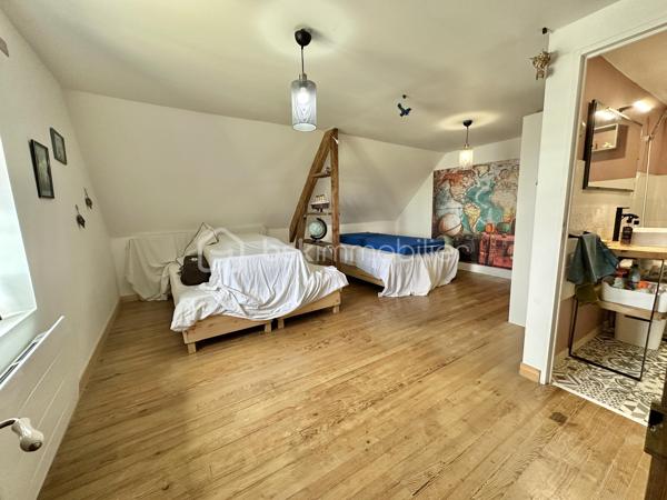Et si vous achetiez 3 maisons en une ? – Ensemble immobilier de caractère à Pouldreuzic

Au cœur du bourg de Pouldreuzic, à 5 minutes des plages de Penhors, découvrez une propriété rare offrant un potentiel exceptionnel pour un projet familial, patrimonial ou locatif.

Derrière son portail motorisé et son enceinte entièrement clôturée, cet ensemble immobilier développe actuellement plus de 212 m² habitables et près de 290 m² exploitables à terme.

À l'origine composée de deux maisons distinctes, la propriété a été réunie pour créer une vaste demeure familiale tout en conservant la possibilité de retrouver plusieurs logements indépendants. Gros point fort : une dépendance : petite maison de 65m² à terminer (hors d'eau, hors d'air)

Vous découvrirez un intérieur chaleureux où le charme de l'ancien a été préservé : murs en pierre, poutres apparentes, parquets authentiques, beaux volumes et nombreuses ouvertures apportant luminosité et caractère à l'ensemble.

La maison propose aujourd'hui :

• 7 chambres (voir 8 si cloisonnement 2ème étage)
• 2 salles d'eau (RDC et 1er étage)
• 1 salle de bains (2ème étage)
• 3 WC (sur chaque niveau)
• Une cuisine aménagée et équipée indépendante avec verrière et pouvant être ouverte (si besoin) sur salon/séjour
• Plusieurs espaces de vie permettant de recevoir famille et amis dans un confort optimal : double salon / séjour
• Espace Buanderie , cuisine d'été 

À l'extérieur, une grande terrasse exposée Sud prolonge les espaces de vie. La cour et le jardin entièrement clos permettent de profiter des lieux en toute tranquillité. Un appentis ainsi qu'une dépendance de 65m² complètent l'ensemble.

Le potentiel constitue sans doute l'un des plus grands atouts de cette propriété :

Possibilité de recréer deux maisons totalement indépendantes comme à l'origine.
Dépendance pouvant être transformée en habitation T2/T3.
Jusqu'à trois logements distincts avec entrées indépendantes et stationnements.
Projet idéal pour une grande famille, une activité de location saisonnière ou annuelle, un regroupement familial ou un investissement patrimonial à forte valeur ajoutée.

Côté technique, les travaux majeurs ont déjà été réalisés :

✓ Isolation
✓ Menuiseries double vitrage
✓ Électricité
✓ Plomberie
✓ Revêtements et peintures
✓ Assainissement collectif (tout-à-l'égout)
✓ Fibre optique
✓ VMC
✓ Portail automatique

Construction de 1947.

DPE : D, proche du classement C.

Taxe foncière : seulement 658 €.

Un bien atypique et difficile à comparer sur le marché local, offrant le cachet de l'ancien, le confort d'une rénovation récente et un potentiel d'exploitation particulièrement rare sur le secteur.

Une opportunité unique d'acquérir non pas une maison, mais potentiellement 3 habitations sur une même propriété.

- - - Visite uniquement sur rendez-vous - - -

Contact Exclusif : Gino DUPUY - BSK Immobilier

Votre Conseiller Immobilier sur Quimper et alentours.
Avis de valeur OFFERT dans tout le Finistère Sud.
Pour plus d'informations rendez vous sur mon site internet. 

_________________________________________________

VENTE IMMOBILIÈRE – QUIMPER & Alentours
Échangeons sur votre projet, sans engagement, pour définir la meilleure stratégie de vente.

APPORTEURS D'AFFAIRES
Vous connaissez quelqu'un qui souhaite vendre ou acheter ?
Un simple message suffit pour initier un contact, je m'occupe du reste. Rémunération attractive.

COLLABORATION INTERCABINET
Discutons volontiers d'un partage de mandat ou d'un acheteur en recherche.

_________________________________________________

Honoraires charge vendeur : aucun frais d'agence supplémentaires pour vous.
Le prix affiché est votre prix final hors frais de notaire.