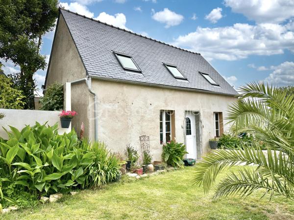 Et si vous achetiez 3 maisons en une ? – Ensemble immobilier de caractère à Pouldreuzic

Au cœur du bourg de Pouldreuzic, à 5 minutes des plages de Penhors, découvrez une propriété rare offrant un potentiel exceptionnel pour un projet familial, patrimonial ou locatif.

Derrière son portail motorisé et son enceinte entièrement clôturée, cet ensemble immobilier développe actuellement plus de 212 m² habitables et près de 290 m² exploitables à terme.

À l'origine composée de deux maisons distinctes, la propriété a été réunie pour créer une vaste demeure familiale tout en conservant la possibilité de retrouver plusieurs logements indépendants. Gros point fort : une dépendance : petite maison de 65m² à terminer (hors d'eau, hors d'air)

Vous découvrirez un intérieur chaleureux où le charme de l'ancien a été préservé : murs en pierre, poutres apparentes, parquets authentiques, beaux volumes et nombreuses ouvertures apportant luminosité et caractère à l'ensemble.

La maison propose aujourd'hui :

• 7 chambres (voir 8 si cloisonnement 2ème étage)
• 2 salles d'eau (RDC et 1er étage)
• 1 salle de bains (2ème étage)
• 3 WC (sur chaque niveau)
• Une cuisine aménagée et équipée indépendante avec verrière et pouvant être ouverte (si besoin) sur salon/séjour
• Plusieurs espaces de vie permettant de recevoir famille et amis dans un confort optimal : double salon / séjour
• Espace Buanderie , cuisine d'été 

À l'extérieur, une grande terrasse exposée Sud prolonge les espaces de vie. La cour et le jardin entièrement clos permettent de profiter des lieux en toute tranquillité. Un appentis ainsi qu'une dépendance de 65m² complètent l'ensemble.

Le potentiel constitue sans doute l'un des plus grands atouts de cette propriété :

Possibilité de recréer deux maisons totalement indépendantes comme à l'origine.
Dépendance pouvant être transformée en habitation T2/T3.
Jusqu'à trois logements distincts avec entrées indépendantes et stationnements.
Projet idéal pour une grande famille, une activité de location saisonnière ou annuelle, un regroupement familial ou un investissement patrimonial à forte valeur ajoutée.

Côté technique, les travaux majeurs ont déjà été réalisés :

✓ Isolation
✓ Menuiseries double vitrage
✓ Électricité
✓ Plomberie
✓ Revêtements et peintures
✓ Assainissement collectif (tout-à-l'égout)
✓ Fibre optique
✓ VMC
✓ Portail automatique

Construction de 1947.

DPE : D, proche du classement C.

Taxe foncière : seulement 658 €.

Un bien atypique et difficile à comparer sur le marché local, offrant le cachet de l'ancien, le confort d'une rénovation récente et un potentiel d'exploitation particulièrement rare sur le secteur.

Une opportunité unique d'acquérir non pas une maison, mais potentiellement 3 habitations sur une même propriété.

- - - Visite uniquement sur rendez-vous - - -

Contact Exclusif : Gino DUPUY - BSK Immobilier

Votre Conseiller Immobilier sur Quimper et alentours.
Avis de valeur OFFERT dans tout le Finistère Sud.
Pour plus d'informations rendez vous sur mon site internet. 

_________________________________________________

VENTE IMMOBILIÈRE – QUIMPER & Alentours
Échangeons sur votre projet, sans engagement, pour définir la meilleure stratégie de vente.

APPORTEURS D'AFFAIRES
Vous connaissez quelqu'un qui souhaite vendre ou acheter ?
Un simple message suffit pour initier un contact, je m'occupe du reste. Rémunération attractive.

COLLABORATION INTERCABINET
Discutons volontiers d'un partage de mandat ou d'un acheteur en recherche.

_________________________________________________

Honoraires charge vendeur : aucun frais d'agence supplémentaires pour vous.
Le prix affiché est votre prix final hors frais de notaire.