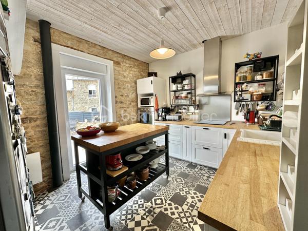 Et si vous achetiez 3 maisons en une ? – Ensemble immobilier de caractère à Pouldreuzic

Au cœur du bourg de Pouldreuzic, à 5 minutes des plages de Penhors, découvrez une propriété rare offrant un potentiel exceptionnel pour un projet familial, patrimonial ou locatif.

Derrière son portail motorisé et son enceinte entièrement clôturée, cet ensemble immobilier développe actuellement plus de 212 m² habitables et près de 290 m² exploitables à terme.

À l'origine composée de deux maisons distinctes, la propriété a été réunie pour créer une vaste demeure familiale tout en conservant la possibilité de retrouver plusieurs logements indépendants. Gros point fort : une dépendance : petite maison de 65m² à terminer (hors d'eau, hors d'air)

Vous découvrirez un intérieur chaleureux où le charme de l'ancien a été préservé : murs en pierre, poutres apparentes, parquets authentiques, beaux volumes et nombreuses ouvertures apportant luminosité et caractère à l'ensemble.

La maison propose aujourd'hui :

• 7 chambres (voir 8 si cloisonnement 2ème étage)
• 2 salles d'eau (RDC et 1er étage)
• 1 salle de bains (2ème étage)
• 3 WC (sur chaque niveau)
• Une cuisine aménagée et équipée indépendante avec verrière et pouvant être ouverte (si besoin) sur salon/séjour
• Plusieurs espaces de vie permettant de recevoir famille et amis dans un confort optimal : double salon / séjour
• Espace Buanderie , cuisine d'été 

À l'extérieur, une grande terrasse exposée Sud prolonge les espaces de vie. La cour et le jardin entièrement clos permettent de profiter des lieux en toute tranquillité. Un appentis ainsi qu'une dépendance de 65m² complètent l'ensemble.

Le potentiel constitue sans doute l'un des plus grands atouts de cette propriété :

Possibilité de recréer deux maisons totalement indépendantes comme à l'origine.
Dépendance pouvant être transformée en habitation T2/T3.
Jusqu'à trois logements distincts avec entrées indépendantes et stationnements.
Projet idéal pour une grande famille, une activité de location saisonnière ou annuelle, un regroupement familial ou un investissement patrimonial à forte valeur ajoutée.

Côté technique, les travaux majeurs ont déjà été réalisés :

✓ Isolation
✓ Menuiseries double vitrage
✓ Électricité
✓ Plomberie
✓ Revêtements et peintures
✓ Assainissement collectif (tout-à-l'égout)
✓ Fibre optique
✓ VMC
✓ Portail automatique

Construction de 1947.

DPE : D, proche du classement C.

Taxe foncière : seulement 658 €.

Un bien atypique et difficile à comparer sur le marché local, offrant le cachet de l'ancien, le confort d'une rénovation récente et un potentiel d'exploitation particulièrement rare sur le secteur.

Une opportunité unique d'acquérir non pas une maison, mais potentiellement 3 habitations sur une même propriété.

- - - Visite uniquement sur rendez-vous - - -

Contact Exclusif : Gino DUPUY - BSK Immobilier

Votre Conseiller Immobilier sur Quimper et alentours.
Avis de valeur OFFERT dans tout le Finistère Sud.
Pour plus d'informations rendez vous sur mon site internet. 

_________________________________________________

VENTE IMMOBILIÈRE – QUIMPER & Alentours
Échangeons sur votre projet, sans engagement, pour définir la meilleure stratégie de vente.

APPORTEURS D'AFFAIRES
Vous connaissez quelqu'un qui souhaite vendre ou acheter ?
Un simple message suffit pour initier un contact, je m'occupe du reste. Rémunération attractive.

COLLABORATION INTERCABINET
Discutons volontiers d'un partage de mandat ou d'un acheteur en recherche.

_________________________________________________

Honoraires charge vendeur : aucun frais d'agence supplémentaires pour vous.
Le prix affiché est votre prix final hors frais de notaire.