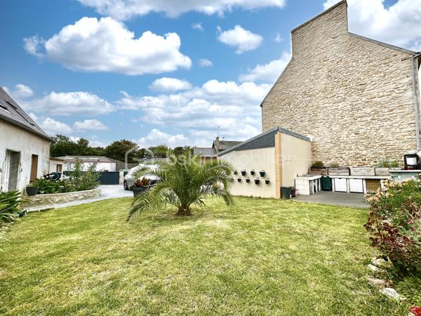 Et si vous achetiez 3 maisons en une ? – Ensemble immobilier de caractère à Pouldreuzic

Au cœur du bourg de Pouldreuzic, à 5 minutes des plages de Penhors, découvrez une propriété rare offrant un potentiel exceptionnel pour un projet familial, patrimonial ou locatif.

Derrière son portail motorisé et son enceinte entièrement clôturée, cet ensemble immobilier développe actuellement plus de 212 m² habitables et près de 290 m² exploitables à terme.

À l'origine composée de deux maisons distinctes, la propriété a été réunie pour créer une vaste demeure familiale tout en conservant la possibilité de retrouver plusieurs logements indépendants. Gros point fort : une dépendance : petite maison de 65m² à terminer (hors d'eau, hors d'air)

Vous découvrirez un intérieur chaleureux où le charme de l'ancien a été préservé : murs en pierre, poutres apparentes, parquets authentiques, beaux volumes et nombreuses ouvertures apportant luminosité et caractère à l'ensemble.

La maison propose aujourd'hui :

• 7 chambres (voir 8 si cloisonnement 2ème étage)
• 2 salles d'eau (RDC et 1er étage)
• 1 salle de bains (2ème étage)
• 3 WC (sur chaque niveau)
• Une cuisine aménagée et équipée indépendante avec verrière et pouvant être ouverte (si besoin) sur salon/séjour
• Plusieurs espaces de vie permettant de recevoir famille et amis dans un confort optimal : double salon / séjour
• Espace Buanderie , cuisine d'été 

À l'extérieur, une grande terrasse exposée Sud prolonge les espaces de vie. La cour et le jardin entièrement clos permettent de profiter des lieux en toute tranquillité. Un appentis ainsi qu'une dépendance de 65m² complètent l'ensemble.

Le potentiel constitue sans doute l'un des plus grands atouts de cette propriété :

Possibilité de recréer deux maisons totalement indépendantes comme à l'origine.
Dépendance pouvant être transformée en habitation T2/T3.
Jusqu'à trois logements distincts avec entrées indépendantes et stationnements.
Projet idéal pour une grande famille, une activité de location saisonnière ou annuelle, un regroupement familial ou un investissement patrimonial à forte valeur ajoutée.

Côté technique, les travaux majeurs ont déjà été réalisés :

✓ Isolation
✓ Menuiseries double vitrage
✓ Électricité
✓ Plomberie
✓ Revêtements et peintures
✓ Assainissement collectif (tout-à-l'égout)
✓ Fibre optique
✓ VMC
✓ Portail automatique

Construction de 1947.

DPE : D, proche du classement C.

Taxe foncière : seulement 658 €.

Un bien atypique et difficile à comparer sur le marché local, offrant le cachet de l'ancien, le confort d'une rénovation récente et un potentiel d'exploitation particulièrement rare sur le secteur.

Une opportunité unique d'acquérir non pas une maison, mais potentiellement 3 habitations sur une même propriété.

- - - Visite uniquement sur rendez-vous - - -

Contact Exclusif : Gino DUPUY - BSK Immobilier

Votre Conseiller Immobilier sur Quimper et alentours.
Avis de valeur OFFERT dans tout le Finistère Sud.
Pour plus d'informations rendez vous sur mon site internet. 

_________________________________________________

VENTE IMMOBILIÈRE – QUIMPER & Alentours
Échangeons sur votre projet, sans engagement, pour définir la meilleure stratégie de vente.

APPORTEURS D'AFFAIRES
Vous connaissez quelqu'un qui souhaite vendre ou acheter ?
Un simple message suffit pour initier un contact, je m'occupe du reste. Rémunération attractive.

COLLABORATION INTERCABINET
Discutons volontiers d'un partage de mandat ou d'un acheteur en recherche.

_________________________________________________

Honoraires charge vendeur : aucun frais d'agence supplémentaires pour vous.
Le prix affiché est votre prix final hors frais de notaire.