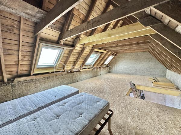 Et si vous achetiez 3 maisons en une ? – Ensemble immobilier de caractère à Pouldreuzic

Au cœur du bourg de Pouldreuzic, à 5 minutes des plages de Penhors, découvrez une propriété rare offrant un potentiel exceptionnel pour un projet familial, patrimonial ou locatif.

Derrière son portail motorisé et son enceinte entièrement clôturée, cet ensemble immobilier développe actuellement plus de 212 m² habitables et près de 290 m² exploitables à terme.

À l'origine composée de deux maisons distinctes, la propriété a été réunie pour créer une vaste demeure familiale tout en conservant la possibilité de retrouver plusieurs logements indépendants. Gros point fort : une dépendance : petite maison de 65m² à terminer (hors d'eau, hors d'air)

Vous découvrirez un intérieur chaleureux où le charme de l'ancien a été préservé : murs en pierre, poutres apparentes, parquets authentiques, beaux volumes et nombreuses ouvertures apportant luminosité et caractère à l'ensemble.

La maison propose aujourd'hui :

• 7 chambres (voir 8 si cloisonnement 2ème étage)
• 2 salles d'eau (RDC et 1er étage)
• 1 salle de bains (2ème étage)
• 3 WC (sur chaque niveau)
• Une cuisine aménagée et équipée indépendante avec verrière et pouvant être ouverte (si besoin) sur salon/séjour
• Plusieurs espaces de vie permettant de recevoir famille et amis dans un confort optimal : double salon / séjour
• Espace Buanderie , cuisine d'été 

À l'extérieur, une grande terrasse exposée Sud prolonge les espaces de vie. La cour et le jardin entièrement clos permettent de profiter des lieux en toute tranquillité. Un appentis ainsi qu'une dépendance de 65m² complètent l'ensemble.

Le potentiel constitue sans doute l'un des plus grands atouts de cette propriété :

Possibilité de recréer deux maisons totalement indépendantes comme à l'origine.
Dépendance pouvant être transformée en habitation T2/T3.
Jusqu'à trois logements distincts avec entrées indépendantes et stationnements.
Projet idéal pour une grande famille, une activité de location saisonnière ou annuelle, un regroupement familial ou un investissement patrimonial à forte valeur ajoutée.

Côté technique, les travaux majeurs ont déjà été réalisés :

✓ Isolation
✓ Menuiseries double vitrage
✓ Électricité
✓ Plomberie
✓ Revêtements et peintures
✓ Assainissement collectif (tout-à-l'égout)
✓ Fibre optique
✓ VMC
✓ Portail automatique

Construction de 1947.

DPE : D, proche du classement C.

Taxe foncière : seulement 658 €.

Un bien atypique et difficile à comparer sur le marché local, offrant le cachet de l'ancien, le confort d'une rénovation récente et un potentiel d'exploitation particulièrement rare sur le secteur.

Une opportunité unique d'acquérir non pas une maison, mais potentiellement 3 habitations sur une même propriété.

- - - Visite uniquement sur rendez-vous - - -

Contact Exclusif : Gino DUPUY - BSK Immobilier

Votre Conseiller Immobilier sur Quimper et alentours.
Avis de valeur OFFERT dans tout le Finistère Sud.
Pour plus d'informations rendez vous sur mon site internet. 

_________________________________________________

VENTE IMMOBILIÈRE – QUIMPER & Alentours
Échangeons sur votre projet, sans engagement, pour définir la meilleure stratégie de vente.

APPORTEURS D'AFFAIRES
Vous connaissez quelqu'un qui souhaite vendre ou acheter ?
Un simple message suffit pour initier un contact, je m'occupe du reste. Rémunération attractive.

COLLABORATION INTERCABINET
Discutons volontiers d'un partage de mandat ou d'un acheteur en recherche.

_________________________________________________

Honoraires charge vendeur : aucun frais d'agence supplémentaires pour vous.
Le prix affiché est votre prix final hors frais de notaire.