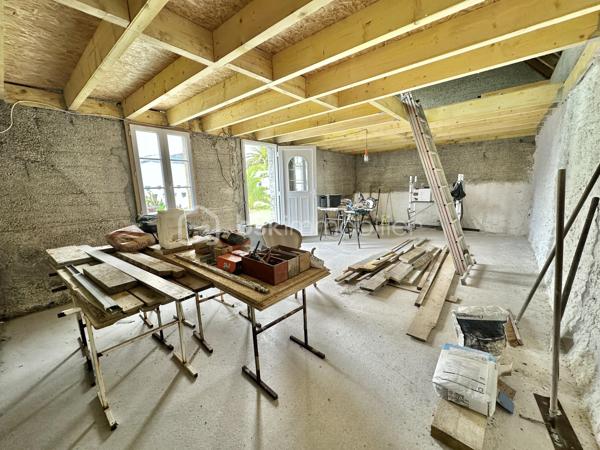Et si vous achetiez 3 maisons en une ? – Ensemble immobilier de caractère à Pouldreuzic

Au cœur du bourg de Pouldreuzic, à 5 minutes des plages de Penhors, découvrez une propriété rare offrant un potentiel exceptionnel pour un projet familial, patrimonial ou locatif.

Derrière son portail motorisé et son enceinte entièrement clôturée, cet ensemble immobilier développe actuellement plus de 212 m² habitables et près de 290 m² exploitables à terme.

À l'origine composée de deux maisons distinctes, la propriété a été réunie pour créer une vaste demeure familiale tout en conservant la possibilité de retrouver plusieurs logements indépendants. Gros point fort : une dépendance : petite maison de 65m² à terminer (hors d'eau, hors d'air)

Vous découvrirez un intérieur chaleureux où le charme de l'ancien a été préservé : murs en pierre, poutres apparentes, parquets authentiques, beaux volumes et nombreuses ouvertures apportant luminosité et caractère à l'ensemble.

La maison propose aujourd'hui :

• 7 chambres (voir 8 si cloisonnement 2ème étage)
• 2 salles d'eau (RDC et 1er étage)
• 1 salle de bains (2ème étage)
• 3 WC (sur chaque niveau)
• Une cuisine aménagée et équipée indépendante avec verrière et pouvant être ouverte (si besoin) sur salon/séjour
• Plusieurs espaces de vie permettant de recevoir famille et amis dans un confort optimal : double salon / séjour
• Espace Buanderie , cuisine d'été 

À l'extérieur, une grande terrasse exposée Sud prolonge les espaces de vie. La cour et le jardin entièrement clos permettent de profiter des lieux en toute tranquillité. Un appentis ainsi qu'une dépendance de 65m² complètent l'ensemble.

Le potentiel constitue sans doute l'un des plus grands atouts de cette propriété :

Possibilité de recréer deux maisons totalement indépendantes comme à l'origine.
Dépendance pouvant être transformée en habitation T2/T3.
Jusqu'à trois logements distincts avec entrées indépendantes et stationnements.
Projet idéal pour une grande famille, une activité de location saisonnière ou annuelle, un regroupement familial ou un investissement patrimonial à forte valeur ajoutée.

Côté technique, les travaux majeurs ont déjà été réalisés :

✓ Isolation
✓ Menuiseries double vitrage
✓ Électricité
✓ Plomberie
✓ Revêtements et peintures
✓ Assainissement collectif (tout-à-l'égout)
✓ Fibre optique
✓ VMC
✓ Portail automatique

Construction de 1947.

DPE : D, proche du classement C.

Taxe foncière : seulement 658 €.

Un bien atypique et difficile à comparer sur le marché local, offrant le cachet de l'ancien, le confort d'une rénovation récente et un potentiel d'exploitation particulièrement rare sur le secteur.

Une opportunité unique d'acquérir non pas une maison, mais potentiellement 3 habitations sur une même propriété.

- - - Visite uniquement sur rendez-vous - - -

Contact Exclusif : Gino DUPUY - BSK Immobilier

Votre Conseiller Immobilier sur Quimper et alentours.
Avis de valeur OFFERT dans tout le Finistère Sud.
Pour plus d'informations rendez vous sur mon site internet. 

_________________________________________________

VENTE IMMOBILIÈRE – QUIMPER & Alentours
Échangeons sur votre projet, sans engagement, pour définir la meilleure stratégie de vente.

APPORTEURS D'AFFAIRES
Vous connaissez quelqu'un qui souhaite vendre ou acheter ?
Un simple message suffit pour initier un contact, je m'occupe du reste. Rémunération attractive.

COLLABORATION INTERCABINET
Discutons volontiers d'un partage de mandat ou d'un acheteur en recherche.

_________________________________________________

Honoraires charge vendeur : aucun frais d'agence supplémentaires pour vous.
Le prix affiché est votre prix final hors frais de notaire.