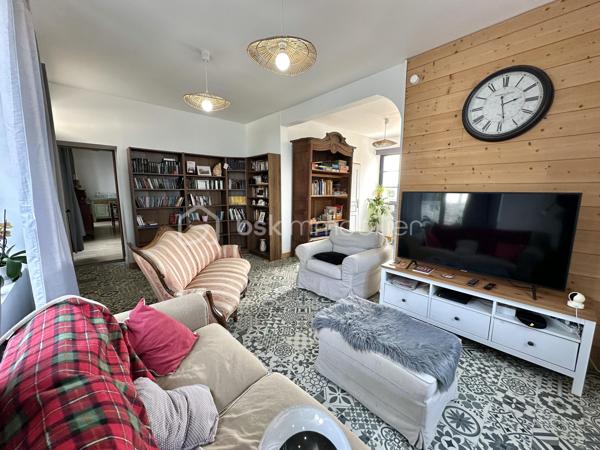Et si vous achetiez 3 maisons en une ? – Ensemble immobilier de caractère à Pouldreuzic

Au cœur du bourg de Pouldreuzic, à 5 minutes des plages de Penhors, découvrez une propriété rare offrant un potentiel exceptionnel pour un projet familial, patrimonial ou locatif.

Derrière son portail motorisé et son enceinte entièrement clôturée, cet ensemble immobilier développe actuellement plus de 212 m² habitables et près de 290 m² exploitables à terme.

À l'origine composée de deux maisons distinctes, la propriété a été réunie pour créer une vaste demeure familiale tout en conservant la possibilité de retrouver plusieurs logements indépendants. Gros point fort : une dépendance : petite maison de 65m² à terminer (hors d'eau, hors d'air)

Vous découvrirez un intérieur chaleureux où le charme de l'ancien a été préservé : murs en pierre, poutres apparentes, parquets authentiques, beaux volumes et nombreuses ouvertures apportant luminosité et caractère à l'ensemble.

La maison propose aujourd'hui :

• 7 chambres (voir 8 si cloisonnement 2ème étage)
• 2 salles d'eau (RDC et 1er étage)
• 1 salle de bains (2ème étage)
• 3 WC (sur chaque niveau)
• Une cuisine aménagée et équipée indépendante avec verrière et pouvant être ouverte (si besoin) sur salon/séjour
• Plusieurs espaces de vie permettant de recevoir famille et amis dans un confort optimal : double salon / séjour
• Espace Buanderie , cuisine d'été 

À l'extérieur, une grande terrasse exposée Sud prolonge les espaces de vie. La cour et le jardin entièrement clos permettent de profiter des lieux en toute tranquillité. Un appentis ainsi qu'une dépendance de 65m² complètent l'ensemble.

Le potentiel constitue sans doute l'un des plus grands atouts de cette propriété :

Possibilité de recréer deux maisons totalement indépendantes comme à l'origine.
Dépendance pouvant être transformée en habitation T2/T3.
Jusqu'à trois logements distincts avec entrées indépendantes et stationnements.
Projet idéal pour une grande famille, une activité de location saisonnière ou annuelle, un regroupement familial ou un investissement patrimonial à forte valeur ajoutée.

Côté technique, les travaux majeurs ont déjà été réalisés :

✓ Isolation
✓ Menuiseries double vitrage
✓ Électricité
✓ Plomberie
✓ Revêtements et peintures
✓ Assainissement collectif (tout-à-l'égout)
✓ Fibre optique
✓ VMC
✓ Portail automatique

Construction de 1947.

DPE : D, proche du classement C.

Taxe foncière : seulement 658 €.

Un bien atypique et difficile à comparer sur le marché local, offrant le cachet de l'ancien, le confort d'une rénovation récente et un potentiel d'exploitation particulièrement rare sur le secteur.

Une opportunité unique d'acquérir non pas une maison, mais potentiellement 3 habitations sur une même propriété.

- - - Visite uniquement sur rendez-vous - - -

Contact Exclusif : Gino DUPUY - BSK Immobilier

Votre Conseiller Immobilier sur Quimper et alentours.
Avis de valeur OFFERT dans tout le Finistère Sud.
Pour plus d'informations rendez vous sur mon site internet. 

_________________________________________________

VENTE IMMOBILIÈRE – QUIMPER & Alentours
Échangeons sur votre projet, sans engagement, pour définir la meilleure stratégie de vente.

APPORTEURS D'AFFAIRES
Vous connaissez quelqu'un qui souhaite vendre ou acheter ?
Un simple message suffit pour initier un contact, je m'occupe du reste. Rémunération attractive.

COLLABORATION INTERCABINET
Discutons volontiers d'un partage de mandat ou d'un acheteur en recherche.

_________________________________________________

Honoraires charge vendeur : aucun frais d'agence supplémentaires pour vous.
Le prix affiché est votre prix final hors frais de notaire.