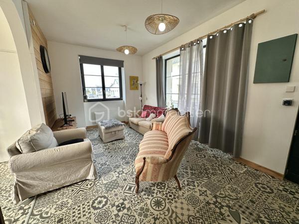 Et si vous achetiez 3 maisons en une ? – Ensemble immobilier de caractère à Pouldreuzic

Au cœur du bourg de Pouldreuzic, à 5 minutes des plages de Penhors, découvrez une propriété rare offrant un potentiel exceptionnel pour un projet familial, patrimonial ou locatif.

Derrière son portail motorisé et son enceinte entièrement clôturée, cet ensemble immobilier développe actuellement plus de 212 m² habitables et près de 290 m² exploitables à terme.

À l'origine composée de deux maisons distinctes, la propriété a été réunie pour créer une vaste demeure familiale tout en conservant la possibilité de retrouver plusieurs logements indépendants. Gros point fort : une dépendance : petite maison de 65m² à terminer (hors d'eau, hors d'air)

Vous découvrirez un intérieur chaleureux où le charme de l'ancien a été préservé : murs en pierre, poutres apparentes, parquets authentiques, beaux volumes et nombreuses ouvertures apportant luminosité et caractère à l'ensemble.

La maison propose aujourd'hui :

• 7 chambres (voir 8 si cloisonnement 2ème étage)
• 2 salles d'eau (RDC et 1er étage)
• 1 salle de bains (2ème étage)
• 3 WC (sur chaque niveau)
• Une cuisine aménagée et équipée indépendante avec verrière et pouvant être ouverte (si besoin) sur salon/séjour
• Plusieurs espaces de vie permettant de recevoir famille et amis dans un confort optimal : double salon / séjour
• Espace Buanderie , cuisine d'été 

À l'extérieur, une grande terrasse exposée Sud prolonge les espaces de vie. La cour et le jardin entièrement clos permettent de profiter des lieux en toute tranquillité. Un appentis ainsi qu'une dépendance de 65m² complètent l'ensemble.

Le potentiel constitue sans doute l'un des plus grands atouts de cette propriété :

Possibilité de recréer deux maisons totalement indépendantes comme à l'origine.
Dépendance pouvant être transformée en habitation T2/T3.
Jusqu'à trois logements distincts avec entrées indépendantes et stationnements.
Projet idéal pour une grande famille, une activité de location saisonnière ou annuelle, un regroupement familial ou un investissement patrimonial à forte valeur ajoutée.

Côté technique, les travaux majeurs ont déjà été réalisés :

✓ Isolation
✓ Menuiseries double vitrage
✓ Électricité
✓ Plomberie
✓ Revêtements et peintures
✓ Assainissement collectif (tout-à-l'égout)
✓ Fibre optique
✓ VMC
✓ Portail automatique

Construction de 1947.

DPE : D, proche du classement C.

Taxe foncière : seulement 658 €.

Un bien atypique et difficile à comparer sur le marché local, offrant le cachet de l'ancien, le confort d'une rénovation récente et un potentiel d'exploitation particulièrement rare sur le secteur.

Une opportunité unique d'acquérir non pas une maison, mais potentiellement 3 habitations sur une même propriété.

- - - Visite uniquement sur rendez-vous - - -

Contact Exclusif : Gino DUPUY - BSK Immobilier

Votre Conseiller Immobilier sur Quimper et alentours.
Avis de valeur OFFERT dans tout le Finistère Sud.
Pour plus d'informations rendez vous sur mon site internet. 

_________________________________________________

VENTE IMMOBILIÈRE – QUIMPER & Alentours
Échangeons sur votre projet, sans engagement, pour définir la meilleure stratégie de vente.

APPORTEURS D'AFFAIRES
Vous connaissez quelqu'un qui souhaite vendre ou acheter ?
Un simple message suffit pour initier un contact, je m'occupe du reste. Rémunération attractive.

COLLABORATION INTERCABINET
Discutons volontiers d'un partage de mandat ou d'un acheteur en recherche.

_________________________________________________

Honoraires charge vendeur : aucun frais d'agence supplémentaires pour vous.
Le prix affiché est votre prix final hors frais de notaire.