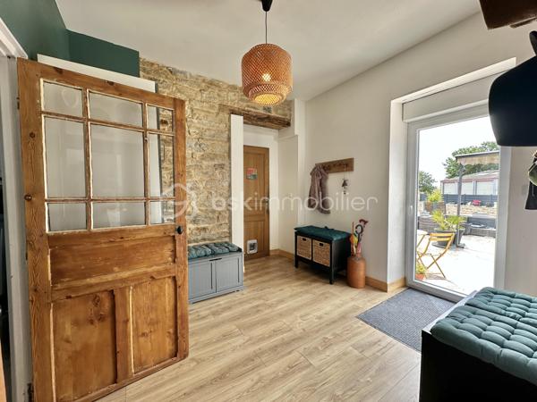 Et si vous achetiez 3 maisons en une ? – Ensemble immobilier de caractère à Pouldreuzic

Au cœur du bourg de Pouldreuzic, à 5 minutes des plages de Penhors, découvrez une propriété rare offrant un potentiel exceptionnel pour un projet familial, patrimonial ou locatif.

Derrière son portail motorisé et son enceinte entièrement clôturée, cet ensemble immobilier développe actuellement plus de 212 m² habitables et près de 290 m² exploitables à terme.

À l'origine composée de deux maisons distinctes, la propriété a été réunie pour créer une vaste demeure familiale tout en conservant la possibilité de retrouver plusieurs logements indépendants. Gros point fort : une dépendance : petite maison de 65m² à terminer (hors d'eau, hors d'air)

Vous découvrirez un intérieur chaleureux où le charme de l'ancien a été préservé : murs en pierre, poutres apparentes, parquets authentiques, beaux volumes et nombreuses ouvertures apportant luminosité et caractère à l'ensemble.

La maison propose aujourd'hui :

• 7 chambres (voir 8 si cloisonnement 2ème étage)
• 2 salles d'eau (RDC et 1er étage)
• 1 salle de bains (2ème étage)
• 3 WC (sur chaque niveau)
• Une cuisine aménagée et équipée indépendante avec verrière et pouvant être ouverte (si besoin) sur salon/séjour
• Plusieurs espaces de vie permettant de recevoir famille et amis dans un confort optimal : double salon / séjour
• Espace Buanderie , cuisine d'été 

À l'extérieur, une grande terrasse exposée Sud prolonge les espaces de vie. La cour et le jardin entièrement clos permettent de profiter des lieux en toute tranquillité. Un appentis ainsi qu'une dépendance de 65m² complètent l'ensemble.

Le potentiel constitue sans doute l'un des plus grands atouts de cette propriété :

Possibilité de recréer deux maisons totalement indépendantes comme à l'origine.
Dépendance pouvant être transformée en habitation T2/T3.
Jusqu'à trois logements distincts avec entrées indépendantes et stationnements.
Projet idéal pour une grande famille, une activité de location saisonnière ou annuelle, un regroupement familial ou un investissement patrimonial à forte valeur ajoutée.

Côté technique, les travaux majeurs ont déjà été réalisés :

✓ Isolation
✓ Menuiseries double vitrage
✓ Électricité
✓ Plomberie
✓ Revêtements et peintures
✓ Assainissement collectif (tout-à-l'égout)
✓ Fibre optique
✓ VMC
✓ Portail automatique

Construction de 1947.

DPE : D, proche du classement C.

Taxe foncière : seulement 658 €.

Un bien atypique et difficile à comparer sur le marché local, offrant le cachet de l'ancien, le confort d'une rénovation récente et un potentiel d'exploitation particulièrement rare sur le secteur.

Une opportunité unique d'acquérir non pas une maison, mais potentiellement 3 habitations sur une même propriété.

- - - Visite uniquement sur rendez-vous - - -

Contact Exclusif : Gino DUPUY - BSK Immobilier

Votre Conseiller Immobilier sur Quimper et alentours.
Avis de valeur OFFERT dans tout le Finistère Sud.
Pour plus d'informations rendez vous sur mon site internet. 

_________________________________________________

VENTE IMMOBILIÈRE – QUIMPER & Alentours
Échangeons sur votre projet, sans engagement, pour définir la meilleure stratégie de vente.

APPORTEURS D'AFFAIRES
Vous connaissez quelqu'un qui souhaite vendre ou acheter ?
Un simple message suffit pour initier un contact, je m'occupe du reste. Rémunération attractive.

COLLABORATION INTERCABINET
Discutons volontiers d'un partage de mandat ou d'un acheteur en recherche.

_________________________________________________

Honoraires charge vendeur : aucun frais d'agence supplémentaires pour vous.
Le prix affiché est votre prix final hors frais de notaire.