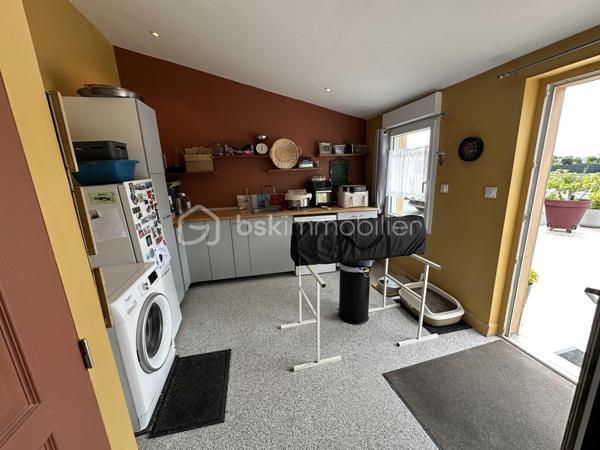 Et si vous achetiez 3 maisons en une ? – Ensemble immobilier de caractère à Pouldreuzic

Au cœur du bourg de Pouldreuzic, à 5 minutes des plages de Penhors, découvrez une propriété rare offrant un potentiel exceptionnel pour un projet familial, patrimonial ou locatif.

Derrière son portail motorisé et son enceinte entièrement clôturée, cet ensemble immobilier développe actuellement plus de 212 m² habitables et près de 290 m² exploitables à terme.

À l'origine composée de deux maisons distinctes, la propriété a été réunie pour créer une vaste demeure familiale tout en conservant la possibilité de retrouver plusieurs logements indépendants. Gros point fort : une dépendance : petite maison de 65m² à terminer (hors d'eau, hors d'air)

Vous découvrirez un intérieur chaleureux où le charme de l'ancien a été préservé : murs en pierre, poutres apparentes, parquets authentiques, beaux volumes et nombreuses ouvertures apportant luminosité et caractère à l'ensemble.

La maison propose aujourd'hui :

• 7 chambres (voir 8 si cloisonnement 2ème étage)
• 2 salles d'eau (RDC et 1er étage)
• 1 salle de bains (2ème étage)
• 3 WC (sur chaque niveau)
• Une cuisine aménagée et équipée indépendante avec verrière et pouvant être ouverte (si besoin) sur salon/séjour
• Plusieurs espaces de vie permettant de recevoir famille et amis dans un confort optimal : double salon / séjour
• Espace Buanderie , cuisine d'été 

À l'extérieur, une grande terrasse exposée Sud prolonge les espaces de vie. La cour et le jardin entièrement clos permettent de profiter des lieux en toute tranquillité. Un appentis ainsi qu'une dépendance de 65m² complètent l'ensemble.

Le potentiel constitue sans doute l'un des plus grands atouts de cette propriété :

Possibilité de recréer deux maisons totalement indépendantes comme à l'origine.
Dépendance pouvant être transformée en habitation T2/T3.
Jusqu'à trois logements distincts avec entrées indépendantes et stationnements.
Projet idéal pour une grande famille, une activité de location saisonnière ou annuelle, un regroupement familial ou un investissement patrimonial à forte valeur ajoutée.

Côté technique, les travaux majeurs ont déjà été réalisés :

✓ Isolation
✓ Menuiseries double vitrage
✓ Électricité
✓ Plomberie
✓ Revêtements et peintures
✓ Assainissement collectif (tout-à-l'égout)
✓ Fibre optique
✓ VMC
✓ Portail automatique

Construction de 1947.

DPE : D, proche du classement C.

Taxe foncière : seulement 658 €.

Un bien atypique et difficile à comparer sur le marché local, offrant le cachet de l'ancien, le confort d'une rénovation récente et un potentiel d'exploitation particulièrement rare sur le secteur.

Une opportunité unique d'acquérir non pas une maison, mais potentiellement 3 habitations sur une même propriété.

- - - Visite uniquement sur rendez-vous - - -

Contact Exclusif : Gino DUPUY - BSK Immobilier

Votre Conseiller Immobilier sur Quimper et alentours.
Avis de valeur OFFERT dans tout le Finistère Sud.
Pour plus d'informations rendez vous sur mon site internet. 

_________________________________________________

VENTE IMMOBILIÈRE – QUIMPER & Alentours
Échangeons sur votre projet, sans engagement, pour définir la meilleure stratégie de vente.

APPORTEURS D'AFFAIRES
Vous connaissez quelqu'un qui souhaite vendre ou acheter ?
Un simple message suffit pour initier un contact, je m'occupe du reste. Rémunération attractive.

COLLABORATION INTERCABINET
Discutons volontiers d'un partage de mandat ou d'un acheteur en recherche.

_________________________________________________

Honoraires charge vendeur : aucun frais d'agence supplémentaires pour vous.
Le prix affiché est votre prix final hors frais de notaire.