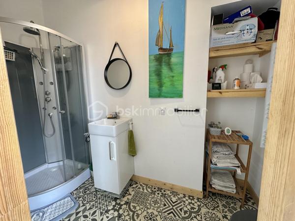 Et si vous achetiez 3 maisons en une ? – Ensemble immobilier de caractère à Pouldreuzic

Au cœur du bourg de Pouldreuzic, à 5 minutes des plages de Penhors, découvrez une propriété rare offrant un potentiel exceptionnel pour un projet familial, patrimonial ou locatif.

Derrière son portail motorisé et son enceinte entièrement clôturée, cet ensemble immobilier développe actuellement plus de 212 m² habitables et près de 290 m² exploitables à terme.

À l'origine composée de deux maisons distinctes, la propriété a été réunie pour créer une vaste demeure familiale tout en conservant la possibilité de retrouver plusieurs logements indépendants. Gros point fort : une dépendance : petite maison de 65m² à terminer (hors d'eau, hors d'air)

Vous découvrirez un intérieur chaleureux où le charme de l'ancien a été préservé : murs en pierre, poutres apparentes, parquets authentiques, beaux volumes et nombreuses ouvertures apportant luminosité et caractère à l'ensemble.

La maison propose aujourd'hui :

• 7 chambres (voir 8 si cloisonnement 2ème étage)
• 2 salles d'eau (RDC et 1er étage)
• 1 salle de bains (2ème étage)
• 3 WC (sur chaque niveau)
• Une cuisine aménagée et équipée indépendante avec verrière et pouvant être ouverte (si besoin) sur salon/séjour
• Plusieurs espaces de vie permettant de recevoir famille et amis dans un confort optimal : double salon / séjour
• Espace Buanderie , cuisine d'été 

À l'extérieur, une grande terrasse exposée Sud prolonge les espaces de vie. La cour et le jardin entièrement clos permettent de profiter des lieux en toute tranquillité. Un appentis ainsi qu'une dépendance de 65m² complètent l'ensemble.

Le potentiel constitue sans doute l'un des plus grands atouts de cette propriété :

Possibilité de recréer deux maisons totalement indépendantes comme à l'origine.
Dépendance pouvant être transformée en habitation T2/T3.
Jusqu'à trois logements distincts avec entrées indépendantes et stationnements.
Projet idéal pour une grande famille, une activité de location saisonnière ou annuelle, un regroupement familial ou un investissement patrimonial à forte valeur ajoutée.

Côté technique, les travaux majeurs ont déjà été réalisés :

✓ Isolation
✓ Menuiseries double vitrage
✓ Électricité
✓ Plomberie
✓ Revêtements et peintures
✓ Assainissement collectif (tout-à-l'égout)
✓ Fibre optique
✓ VMC
✓ Portail automatique

Construction de 1947.

DPE : D, proche du classement C.

Taxe foncière : seulement 658 €.

Un bien atypique et difficile à comparer sur le marché local, offrant le cachet de l'ancien, le confort d'une rénovation récente et un potentiel d'exploitation particulièrement rare sur le secteur.

Une opportunité unique d'acquérir non pas une maison, mais potentiellement 3 habitations sur une même propriété.

- - - Visite uniquement sur rendez-vous - - -

Contact Exclusif : Gino DUPUY - BSK Immobilier

Votre Conseiller Immobilier sur Quimper et alentours.
Avis de valeur OFFERT dans tout le Finistère Sud.
Pour plus d'informations rendez vous sur mon site internet. 

_________________________________________________

VENTE IMMOBILIÈRE – QUIMPER & Alentours
Échangeons sur votre projet, sans engagement, pour définir la meilleure stratégie de vente.

APPORTEURS D'AFFAIRES
Vous connaissez quelqu'un qui souhaite vendre ou acheter ?
Un simple message suffit pour initier un contact, je m'occupe du reste. Rémunération attractive.

COLLABORATION INTERCABINET
Discutons volontiers d'un partage de mandat ou d'un acheteur en recherche.

_________________________________________________

Honoraires charge vendeur : aucun frais d'agence supplémentaires pour vous.
Le prix affiché est votre prix final hors frais de notaire.