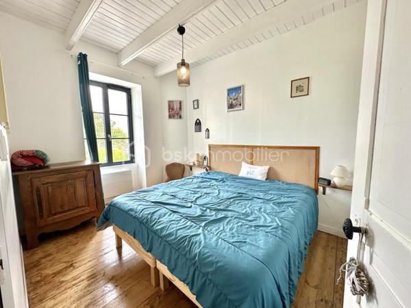 Et si vous achetiez 3 maisons en une ? – Ensemble immobilier de caractère à Pouldreuzic

Au cœur du bourg de Pouldreuzic, à 5 minutes des plages de Penhors, découvrez une propriété rare offrant un potentiel exceptionnel pour un projet familial, patrimonial ou locatif.

Derrière son portail motorisé et son enceinte entièrement clôturée, cet ensemble immobilier développe actuellement plus de 212 m² habitables et près de 290 m² exploitables à terme.

À l'origine composée de deux maisons distinctes, la propriété a été réunie pour créer une vaste demeure familiale tout en conservant la possibilité de retrouver plusieurs logements indépendants. Gros point fort : une dépendance : petite maison de 65m² à terminer (hors d'eau, hors d'air)

Vous découvrirez un intérieur chaleureux où le charme de l'ancien a été préservé : murs en pierre, poutres apparentes, parquets authentiques, beaux volumes et nombreuses ouvertures apportant luminosité et caractère à l'ensemble.

La maison propose aujourd'hui :

• 7 chambres (voir 8 si cloisonnement 2ème étage)
• 2 salles d'eau (RDC et 1er étage)
• 1 salle de bains (2ème étage)
• 3 WC (sur chaque niveau)
• Une cuisine aménagée et équipée indépendante avec verrière et pouvant être ouverte (si besoin) sur salon/séjour
• Plusieurs espaces de vie permettant de recevoir famille et amis dans un confort optimal : double salon / séjour
• Espace Buanderie , cuisine d'été 

À l'extérieur, une grande terrasse exposée Sud prolonge les espaces de vie. La cour et le jardin entièrement clos permettent de profiter des lieux en toute tranquillité. Un appentis ainsi qu'une dépendance de 65m² complètent l'ensemble.

Le potentiel constitue sans doute l'un des plus grands atouts de cette propriété :

Possibilité de recréer deux maisons totalement indépendantes comme à l'origine.
Dépendance pouvant être transformée en habitation T2/T3.
Jusqu'à trois logements distincts avec entrées indépendantes et stationnements.
Projet idéal pour une grande famille, une activité de location saisonnière ou annuelle, un regroupement familial ou un investissement patrimonial à forte valeur ajoutée.

Côté technique, les travaux majeurs ont déjà été réalisés :

✓ Isolation
✓ Menuiseries double vitrage
✓ Électricité
✓ Plomberie
✓ Revêtements et peintures
✓ Assainissement collectif (tout-à-l'égout)
✓ Fibre optique
✓ VMC
✓ Portail automatique

Construction de 1947.

DPE : D, proche du classement C.

Taxe foncière : seulement 658 €.

Un bien atypique et difficile à comparer sur le marché local, offrant le cachet de l'ancien, le confort d'une rénovation récente et un potentiel d'exploitation particulièrement rare sur le secteur.

Une opportunité unique d'acquérir non pas une maison, mais potentiellement 3 habitations sur une même propriété.

- - - Visite uniquement sur rendez-vous - - -

Contact Exclusif : Gino DUPUY - BSK Immobilier

Votre Conseiller Immobilier sur Quimper et alentours.
Avis de valeur OFFERT dans tout le Finistère Sud.
Pour plus d'informations rendez vous sur mon site internet. 

_________________________________________________

VENTE IMMOBILIÈRE – QUIMPER & Alentours
Échangeons sur votre projet, sans engagement, pour définir la meilleure stratégie de vente.

APPORTEURS D'AFFAIRES
Vous connaissez quelqu'un qui souhaite vendre ou acheter ?
Un simple message suffit pour initier un contact, je m'occupe du reste. Rémunération attractive.

COLLABORATION INTERCABINET
Discutons volontiers d'un partage de mandat ou d'un acheteur en recherche.

_________________________________________________

Honoraires charge vendeur : aucun frais d'agence supplémentaires pour vous.
Le prix affiché est votre prix final hors frais de notaire.