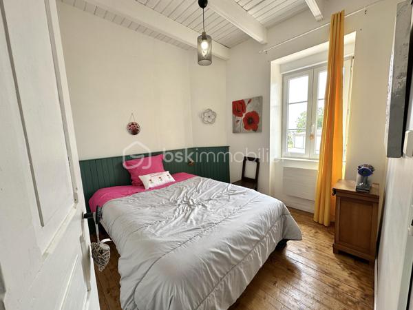 Et si vous achetiez 3 maisons en une ? – Ensemble immobilier de caractère à Pouldreuzic

Au cœur du bourg de Pouldreuzic, à 5 minutes des plages de Penhors, découvrez une propriété rare offrant un potentiel exceptionnel pour un projet familial, patrimonial ou locatif.

Derrière son portail motorisé et son enceinte entièrement clôturée, cet ensemble immobilier développe actuellement plus de 212 m² habitables et près de 290 m² exploitables à terme.

À l'origine composée de deux maisons distinctes, la propriété a été réunie pour créer une vaste demeure familiale tout en conservant la possibilité de retrouver plusieurs logements indépendants. Gros point fort : une dépendance : petite maison de 65m² à terminer (hors d'eau, hors d'air)

Vous découvrirez un intérieur chaleureux où le charme de l'ancien a été préservé : murs en pierre, poutres apparentes, parquets authentiques, beaux volumes et nombreuses ouvertures apportant luminosité et caractère à l'ensemble.

La maison propose aujourd'hui :

• 7 chambres (voir 8 si cloisonnement 2ème étage)
• 2 salles d'eau (RDC et 1er étage)
• 1 salle de bains (2ème étage)
• 3 WC (sur chaque niveau)
• Une cuisine aménagée et équipée indépendante avec verrière et pouvant être ouverte (si besoin) sur salon/séjour
• Plusieurs espaces de vie permettant de recevoir famille et amis dans un confort optimal : double salon / séjour
• Espace Buanderie , cuisine d'été 

À l'extérieur, une grande terrasse exposée Sud prolonge les espaces de vie. La cour et le jardin entièrement clos permettent de profiter des lieux en toute tranquillité. Un appentis ainsi qu'une dépendance de 65m² complètent l'ensemble.

Le potentiel constitue sans doute l'un des plus grands atouts de cette propriété :

Possibilité de recréer deux maisons totalement indépendantes comme à l'origine.
Dépendance pouvant être transformée en habitation T2/T3.
Jusqu'à trois logements distincts avec entrées indépendantes et stationnements.
Projet idéal pour une grande famille, une activité de location saisonnière ou annuelle, un regroupement familial ou un investissement patrimonial à forte valeur ajoutée.

Côté technique, les travaux majeurs ont déjà été réalisés :

✓ Isolation
✓ Menuiseries double vitrage
✓ Électricité
✓ Plomberie
✓ Revêtements et peintures
✓ Assainissement collectif (tout-à-l'égout)
✓ Fibre optique
✓ VMC
✓ Portail automatique

Construction de 1947.

DPE : D, proche du classement C.

Taxe foncière : seulement 658 €.

Un bien atypique et difficile à comparer sur le marché local, offrant le cachet de l'ancien, le confort d'une rénovation récente et un potentiel d'exploitation particulièrement rare sur le secteur.

Une opportunité unique d'acquérir non pas une maison, mais potentiellement 3 habitations sur une même propriété.

- - - Visite uniquement sur rendez-vous - - -

Contact Exclusif : Gino DUPUY - BSK Immobilier

Votre Conseiller Immobilier sur Quimper et alentours.
Avis de valeur OFFERT dans tout le Finistère Sud.
Pour plus d'informations rendez vous sur mon site internet. 

_________________________________________________

VENTE IMMOBILIÈRE – QUIMPER & Alentours
Échangeons sur votre projet, sans engagement, pour définir la meilleure stratégie de vente.

APPORTEURS D'AFFAIRES
Vous connaissez quelqu'un qui souhaite vendre ou acheter ?
Un simple message suffit pour initier un contact, je m'occupe du reste. Rémunération attractive.

COLLABORATION INTERCABINET
Discutons volontiers d'un partage de mandat ou d'un acheteur en recherche.

_________________________________________________

Honoraires charge vendeur : aucun frais d'agence supplémentaires pour vous.
Le prix affiché est votre prix final hors frais de notaire.