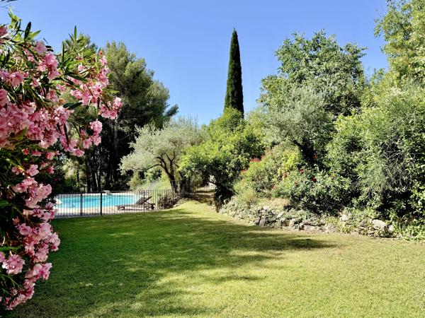 Maison
         11 pièces
        - 190 m² Bien prestige 899 000 € *