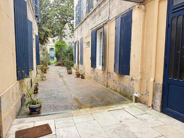 SOUS OFFRE - ROCHEFORT - Appartement 2 pièces avec locataire en place (bail vide)