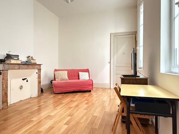SOUS OFFRE - ROCHEFORT - Appartement 2 pièces avec locataire en place (bail vide)