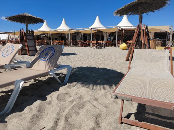 # 🐑 ET SI VOTRE PROCHAIN BUREAU AVAIT VUE SUR LA MER ?
### **LE MOUTON BLEU –  LE BARCARES6 - une adresse, une réputation, un potentiel !**
**Cession de 100 % des parts sociales – Club de plage, restauration & bar**
Et si, demain, votre lieu de travail était… **les pieds dans le sable, face à la Méditerranée ?** 🌊☀️
Rare sur le marché, je vous propose aujourd’hui une opportunité exceptionnelle avec la **cession de 100 % des parts sociales du Mouton Bleu**, établissement emblématique et reconnu, idéalement situé **directement sur la plage**.
Implanté depuis plus de **10 ans**, Le Mouton Bleu bénéficie d’une **forte notoriété auprès d’une clientèle locale et touristique**, séduite année après année par sa cuisine, son ambiance conviviale et son emplacement privilégié.
### 🏖️ UN EMPLACEMENT EXCEPTIONNEL
Directement implanté sur le front de mer, l’établissement bénéficie d’un cadre particulièrement recherché et d’une excellente accessibilité.
À proximité immédiate de la **Place de la République**, de nombreuses places de stationnement gratuites facilitent l’accès à l’établissement pour la clientèle.
Un emplacement qui permet de profiter pleinement de l’environnement balnéaire tout en bénéficiant d’une visibilité et d’une attractivité naturelles.
### 🍽️ UNE ACTIVITÉ DÉJÀ BIEN INSTALLÉE
Le Mouton Bleu développe plusieurs activités complémentaires :
• **Restauration**
• **Bar**
• **Club de plage**
• **Tapas**
• **Location de transats**
L’établissement dispose d’une capacité d’accueil d’environ **150 couverts**, pouvant atteindre **jusqu’à 200 personnes en soirée**.
Le parc comprend également **60 transats en location**.
### 📐 UNE BELLE SURFACE D’EXPLOITATION
L’activité est exploitée sur environ **1 500 m²**, répartis comme suit :
• **900 m² de zone balnéaire**
• **600 m² de surfaces accessoires**
Le club est exploité chaque année du **15 avril au 15 octobre**, conformément aux conditions de la concession.
### 📅 ENCORE 8 ANNÉES D’EXPLOITATION
Autre atout majeur : **8 années d’exploitation restent à courir sur la concession de plage**, offrant une belle visibilité pour un repreneur souhaitant s'inscrire dans la durée.
Le montant de la concession est de **20 000 € par an**, avec un reversement prévu de :
• **8 % du chiffre d’affaires pendant les deux premières années**
• puis **9 % du chiffre d’affaires**
### 💼 UNE SOCIÉTÉ SAINE
La cession porte sur **100 % des parts sociales** de la société exploitante.
L’établissement bénéficie d’une situation financière particulièrement saine :
✔️ Aucun emprunt en cours
✔️ Aucune dette en cours
✔️ Aucune procédure en cours
✔️ Équipements entretenus et renouvelés régulièrement
✔️ Activité existante et reconnue depuis plus de 10 ans
✔️ Forte notoriété locale et touristique
Une base solide permettant au futur exploitant de reprendre une activité déjà établie et immédiatement opérationnelle.
### 🚀 UN POTENTIEL DE DÉVELOPPEMENT IMPORTANT
Le Mouton Bleu dispose aujourd’hui d’une identité forte, d’une clientèle fidélisée et d’un emplacement exceptionnel.
Mais son potentiel ne s’arrête pas là.
L’établissement offre encore **de nombreuses possibilités de développement et de valorisation**, pour un professionnel souhaitant apporter sa propre vision, développer davantage certaines activités ou optimiser encore l’exploitation.
### 🐑 LE MOUTON BLEU, C’EST AVANT TOUT…
**Une adresse.**
**Une réputation.**
**Un emplacement.**
**Une clientèle.**
**Un outil de travail.**
**Et surtout, un potentiel.**
Une opportunité rare pour un professionnel de la restauration, du tourisme ou de l’hôtellerie souhaitant reprendre un établissement reconnu et bénéficier d’un cadre de travail pour le moins exceptionnel…
**Parce qu’après tout, qui n’a jamais rêvé d’avoir son bureau avec vue sur la mer ? 😉🌊**
📍 **Cession de 100 % des parts sociales**
📍 Club de plage – Restauration – Bar – Tapas
📍 Environ 1 500 m² exploités
📍 150 couverts – jusqu’à 200 en soirée
📍 60 transats
📍 8 années de concession restantes
📍 Aucun emprunt – aucune dette – aucune procédure en cours
📍 Établissement reconnu depuis plus de 10 ans
**Dossier complet et informations complémentaires sur demande, après échange qualifié.**
*Lot situé dans une copropriété de 1 lot, dispositions de l’article L.721-1 du Code de la construction et de l’habitation applicables. Bien non soumis au DPE.*
prix: 435 000€ FAI 

Sabrina Willaert
BSK IMMOBILIER
0607327433