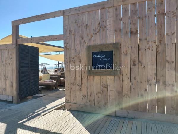 # 🐑 ET SI VOTRE PROCHAIN BUREAU AVAIT VUE SUR LA MER ?
### **LE MOUTON BLEU –  LE BARCARES6 - une adresse, une réputation, un potentiel !**
**Cession de 100 % des parts sociales – Club de plage, restauration & bar**
Et si, demain, votre lieu de travail était… **les pieds dans le sable, face à la Méditerranée ?** 🌊☀️
Rare sur le marché, je vous propose aujourd’hui une opportunité exceptionnelle avec la **cession de 100 % des parts sociales du Mouton Bleu**, établissement emblématique et reconnu, idéalement situé **directement sur la plage**.
Implanté depuis plus de **10 ans**, Le Mouton Bleu bénéficie d’une **forte notoriété auprès d’une clientèle locale et touristique**, séduite année après année par sa cuisine, son ambiance conviviale et son emplacement privilégié.
### 🏖️ UN EMPLACEMENT EXCEPTIONNEL
Directement implanté sur le front de mer, l’établissement bénéficie d’un cadre particulièrement recherché et d’une excellente accessibilité.
À proximité immédiate de la **Place de la République**, de nombreuses places de stationnement gratuites facilitent l’accès à l’établissement pour la clientèle.
Un emplacement qui permet de profiter pleinement de l’environnement balnéaire tout en bénéficiant d’une visibilité et d’une attractivité naturelles.
### 🍽️ UNE ACTIVITÉ DÉJÀ BIEN INSTALLÉE
Le Mouton Bleu développe plusieurs activités complémentaires :
• **Restauration**
• **Bar**
• **Club de plage**
• **Tapas**
• **Location de transats**
L’établissement dispose d’une capacité d’accueil d’environ **150 couverts**, pouvant atteindre **jusqu’à 200 personnes en soirée**.
Le parc comprend également **60 transats en location**.
### 📐 UNE BELLE SURFACE D’EXPLOITATION
L’activité est exploitée sur environ **1 500 m²**, répartis comme suit :
• **900 m² de zone balnéaire**
• **600 m² de surfaces accessoires**
Le club est exploité chaque année du **15 avril au 15 octobre**, conformément aux conditions de la concession.
### 📅 ENCORE 8 ANNÉES D’EXPLOITATION
Autre atout majeur : **8 années d’exploitation restent à courir sur la concession de plage**, offrant une belle visibilité pour un repreneur souhaitant s'inscrire dans la durée.
Le montant de la concession est de **20 000 € par an**, avec un reversement prévu de :
• **8 % du chiffre d’affaires pendant les deux premières années**
• puis **9 % du chiffre d’affaires**
### 💼 UNE SOCIÉTÉ SAINE
La cession porte sur **100 % des parts sociales** de la société exploitante.
L’établissement bénéficie d’une situation financière particulièrement saine :
✔️ Aucun emprunt en cours
✔️ Aucune dette en cours
✔️ Aucune procédure en cours
✔️ Équipements entretenus et renouvelés régulièrement
✔️ Activité existante et reconnue depuis plus de 10 ans
✔️ Forte notoriété locale et touristique
Une base solide permettant au futur exploitant de reprendre une activité déjà établie et immédiatement opérationnelle.
### 🚀 UN POTENTIEL DE DÉVELOPPEMENT IMPORTANT
Le Mouton Bleu dispose aujourd’hui d’une identité forte, d’une clientèle fidélisée et d’un emplacement exceptionnel.
Mais son potentiel ne s’arrête pas là.
L’établissement offre encore **de nombreuses possibilités de développement et de valorisation**, pour un professionnel souhaitant apporter sa propre vision, développer davantage certaines activités ou optimiser encore l’exploitation.
### 🐑 LE MOUTON BLEU, C’EST AVANT TOUT…
**Une adresse.**
**Une réputation.**
**Un emplacement.**
**Une clientèle.**
**Un outil de travail.**
**Et surtout, un potentiel.**
Une opportunité rare pour un professionnel de la restauration, du tourisme ou de l’hôtellerie souhaitant reprendre un établissement reconnu et bénéficier d’un cadre de travail pour le moins exceptionnel…
**Parce qu’après tout, qui n’a jamais rêvé d’avoir son bureau avec vue sur la mer ? 😉🌊**
📍 **Cession de 100 % des parts sociales**
📍 Club de plage – Restauration – Bar – Tapas
📍 Environ 1 500 m² exploités
📍 150 couverts – jusqu’à 200 en soirée
📍 60 transats
📍 8 années de concession restantes
📍 Aucun emprunt – aucune dette – aucune procédure en cours
📍 Établissement reconnu depuis plus de 10 ans
**Dossier complet et informations complémentaires sur demande, après échange qualifié.**
*Lot situé dans une copropriété de 1 lot, dispositions de l’article L.721-1 du Code de la construction et de l’habitation applicables. Bien non soumis au DPE.*
prix: 435 000€ FAI 

Sabrina Willaert
BSK IMMOBILIER
0607327433