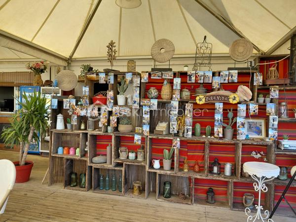# 🐑 ET SI VOTRE PROCHAIN BUREAU AVAIT VUE SUR LA MER ?
### **LE MOUTON BLEU –  LE BARCARES6 - une adresse, une réputation, un potentiel !**
**Cession de 100 % des parts sociales – Club de plage, restauration & bar**
Et si, demain, votre lieu de travail était… **les pieds dans le sable, face à la Méditerranée ?** 🌊☀️
Rare sur le marché, je vous propose aujourd’hui une opportunité exceptionnelle avec la **cession de 100 % des parts sociales du Mouton Bleu**, établissement emblématique et reconnu, idéalement situé **directement sur la plage**.
Implanté depuis plus de **10 ans**, Le Mouton Bleu bénéficie d’une **forte notoriété auprès d’une clientèle locale et touristique**, séduite année après année par sa cuisine, son ambiance conviviale et son emplacement privilégié.
### 🏖️ UN EMPLACEMENT EXCEPTIONNEL
Directement implanté sur le front de mer, l’établissement bénéficie d’un cadre particulièrement recherché et d’une excellente accessibilité.
À proximité immédiate de la **Place de la République**, de nombreuses places de stationnement gratuites facilitent l’accès à l’établissement pour la clientèle.
Un emplacement qui permet de profiter pleinement de l’environnement balnéaire tout en bénéficiant d’une visibilité et d’une attractivité naturelles.
### 🍽️ UNE ACTIVITÉ DÉJÀ BIEN INSTALLÉE
Le Mouton Bleu développe plusieurs activités complémentaires :
• **Restauration**
• **Bar**
• **Club de plage**
• **Tapas**
• **Location de transats**
L’établissement dispose d’une capacité d’accueil d’environ **150 couverts**, pouvant atteindre **jusqu’à 200 personnes en soirée**.
Le parc comprend également **60 transats en location**.
### 📐 UNE BELLE SURFACE D’EXPLOITATION
L’activité est exploitée sur environ **1 500 m²**, répartis comme suit :
• **900 m² de zone balnéaire**
• **600 m² de surfaces accessoires**
Le club est exploité chaque année du **15 avril au 15 octobre**, conformément aux conditions de la concession.
### 📅 ENCORE 8 ANNÉES D’EXPLOITATION
Autre atout majeur : **8 années d’exploitation restent à courir sur la concession de plage**, offrant une belle visibilité pour un repreneur souhaitant s'inscrire dans la durée.
Le montant de la concession est de **20 000 € par an**, avec un reversement prévu de :
• **8 % du chiffre d’affaires pendant les deux premières années**
• puis **9 % du chiffre d’affaires**
### 💼 UNE SOCIÉTÉ SAINE
La cession porte sur **100 % des parts sociales** de la société exploitante.
L’établissement bénéficie d’une situation financière particulièrement saine :
✔️ Aucun emprunt en cours
✔️ Aucune dette en cours
✔️ Aucune procédure en cours
✔️ Équipements entretenus et renouvelés régulièrement
✔️ Activité existante et reconnue depuis plus de 10 ans
✔️ Forte notoriété locale et touristique
Une base solide permettant au futur exploitant de reprendre une activité déjà établie et immédiatement opérationnelle.
### 🚀 UN POTENTIEL DE DÉVELOPPEMENT IMPORTANT
Le Mouton Bleu dispose aujourd’hui d’une identité forte, d’une clientèle fidélisée et d’un emplacement exceptionnel.
Mais son potentiel ne s’arrête pas là.
L’établissement offre encore **de nombreuses possibilités de développement et de valorisation**, pour un professionnel souhaitant apporter sa propre vision, développer davantage certaines activités ou optimiser encore l’exploitation.
### 🐑 LE MOUTON BLEU, C’EST AVANT TOUT…
**Une adresse.**
**Une réputation.**
**Un emplacement.**
**Une clientèle.**
**Un outil de travail.**
**Et surtout, un potentiel.**
Une opportunité rare pour un professionnel de la restauration, du tourisme ou de l’hôtellerie souhaitant reprendre un établissement reconnu et bénéficier d’un cadre de travail pour le moins exceptionnel…
**Parce qu’après tout, qui n’a jamais rêvé d’avoir son bureau avec vue sur la mer ? 😉🌊**
📍 **Cession de 100 % des parts sociales**
📍 Club de plage – Restauration – Bar – Tapas
📍 Environ 1 500 m² exploités
📍 150 couverts – jusqu’à 200 en soirée
📍 60 transats
📍 8 années de concession restantes
📍 Aucun emprunt – aucune dette – aucune procédure en cours
📍 Établissement reconnu depuis plus de 10 ans
**Dossier complet et informations complémentaires sur demande, après échange qualifié.**
*Lot situé dans une copropriété de 1 lot, dispositions de l’article L.721-1 du Code de la construction et de l’habitation applicables. Bien non soumis au DPE.*
prix: 435 000€ FAI 

Sabrina Willaert
BSK IMMOBILIER
0607327433