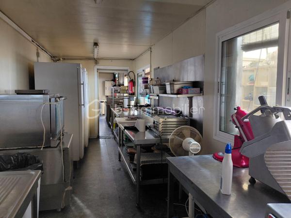 # 🐑 ET SI VOTRE PROCHAIN BUREAU AVAIT VUE SUR LA MER ?
### **LE MOUTON BLEU –  LE BARCARES6 - une adresse, une réputation, un potentiel !**
**Cession de 100 % des parts sociales – Club de plage, restauration & bar**
Et si, demain, votre lieu de travail était… **les pieds dans le sable, face à la Méditerranée ?** 🌊☀️
Rare sur le marché, je vous propose aujourd’hui une opportunité exceptionnelle avec la **cession de 100 % des parts sociales du Mouton Bleu**, établissement emblématique et reconnu, idéalement situé **directement sur la plage**.
Implanté depuis plus de **10 ans**, Le Mouton Bleu bénéficie d’une **forte notoriété auprès d’une clientèle locale et touristique**, séduite année après année par sa cuisine, son ambiance conviviale et son emplacement privilégié.
### 🏖️ UN EMPLACEMENT EXCEPTIONNEL
Directement implanté sur le front de mer, l’établissement bénéficie d’un cadre particulièrement recherché et d’une excellente accessibilité.
À proximité immédiate de la **Place de la République**, de nombreuses places de stationnement gratuites facilitent l’accès à l’établissement pour la clientèle.
Un emplacement qui permet de profiter pleinement de l’environnement balnéaire tout en bénéficiant d’une visibilité et d’une attractivité naturelles.
### 🍽️ UNE ACTIVITÉ DÉJÀ BIEN INSTALLÉE
Le Mouton Bleu développe plusieurs activités complémentaires :
• **Restauration**
• **Bar**
• **Club de plage**
• **Tapas**
• **Location de transats**
L’établissement dispose d’une capacité d’accueil d’environ **150 couverts**, pouvant atteindre **jusqu’à 200 personnes en soirée**.
Le parc comprend également **60 transats en location**.
### 📐 UNE BELLE SURFACE D’EXPLOITATION
L’activité est exploitée sur environ **1 500 m²**, répartis comme suit :
• **900 m² de zone balnéaire**
• **600 m² de surfaces accessoires**
Le club est exploité chaque année du **15 avril au 15 octobre**, conformément aux conditions de la concession.
### 📅 ENCORE 8 ANNÉES D’EXPLOITATION
Autre atout majeur : **8 années d’exploitation restent à courir sur la concession de plage**, offrant une belle visibilité pour un repreneur souhaitant s'inscrire dans la durée.
Le montant de la concession est de **20 000 € par an**, avec un reversement prévu de :
• **8 % du chiffre d’affaires pendant les deux premières années**
• puis **9 % du chiffre d’affaires**
### 💼 UNE SOCIÉTÉ SAINE
La cession porte sur **100 % des parts sociales** de la société exploitante.
L’établissement bénéficie d’une situation financière particulièrement saine :
✔️ Aucun emprunt en cours
✔️ Aucune dette en cours
✔️ Aucune procédure en cours
✔️ Équipements entretenus et renouvelés régulièrement
✔️ Activité existante et reconnue depuis plus de 10 ans
✔️ Forte notoriété locale et touristique
Une base solide permettant au futur exploitant de reprendre une activité déjà établie et immédiatement opérationnelle.
### 🚀 UN POTENTIEL DE DÉVELOPPEMENT IMPORTANT
Le Mouton Bleu dispose aujourd’hui d’une identité forte, d’une clientèle fidélisée et d’un emplacement exceptionnel.
Mais son potentiel ne s’arrête pas là.
L’établissement offre encore **de nombreuses possibilités de développement et de valorisation**, pour un professionnel souhaitant apporter sa propre vision, développer davantage certaines activités ou optimiser encore l’exploitation.
### 🐑 LE MOUTON BLEU, C’EST AVANT TOUT…
**Une adresse.**
**Une réputation.**
**Un emplacement.**
**Une clientèle.**
**Un outil de travail.**
**Et surtout, un potentiel.**
Une opportunité rare pour un professionnel de la restauration, du tourisme ou de l’hôtellerie souhaitant reprendre un établissement reconnu et bénéficier d’un cadre de travail pour le moins exceptionnel…
**Parce qu’après tout, qui n’a jamais rêvé d’avoir son bureau avec vue sur la mer ? 😉🌊**
📍 **Cession de 100 % des parts sociales**
📍 Club de plage – Restauration – Bar – Tapas
📍 Environ 1 500 m² exploités
📍 150 couverts – jusqu’à 200 en soirée
📍 60 transats
📍 8 années de concession restantes
📍 Aucun emprunt – aucune dette – aucune procédure en cours
📍 Établissement reconnu depuis plus de 10 ans
**Dossier complet et informations complémentaires sur demande, après échange qualifié.**
*Lot situé dans une copropriété de 1 lot, dispositions de l’article L.721-1 du Code de la construction et de l’habitation applicables. Bien non soumis au DPE.*
prix: 435 000€ FAI 

Sabrina Willaert
BSK IMMOBILIER
0607327433