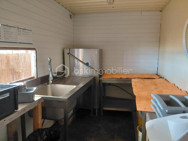 # 🐑 ET SI VOTRE PROCHAIN BUREAU AVAIT VUE SUR LA MER ?
### **LE MOUTON BLEU –  LE BARCARES6 - une adresse, une réputation, un potentiel !**
**Cession de 100 % des parts sociales – Club de plage, restauration & bar**
Et si, demain, votre lieu de travail était… **les pieds dans le sable, face à la Méditerranée ?** 🌊☀️
Rare sur le marché, je vous propose aujourd’hui une opportunité exceptionnelle avec la **cession de 100 % des parts sociales du Mouton Bleu**, établissement emblématique et reconnu, idéalement situé **directement sur la plage**.
Implanté depuis plus de **10 ans**, Le Mouton Bleu bénéficie d’une **forte notoriété auprès d’une clientèle locale et touristique**, séduite année après année par sa cuisine, son ambiance conviviale et son emplacement privilégié.
### 🏖️ UN EMPLACEMENT EXCEPTIONNEL
Directement implanté sur le front de mer, l’établissement bénéficie d’un cadre particulièrement recherché et d’une excellente accessibilité.
À proximité immédiate de la **Place de la République**, de nombreuses places de stationnement gratuites facilitent l’accès à l’établissement pour la clientèle.
Un emplacement qui permet de profiter pleinement de l’environnement balnéaire tout en bénéficiant d’une visibilité et d’une attractivité naturelles.
### 🍽️ UNE ACTIVITÉ DÉJÀ BIEN INSTALLÉE
Le Mouton Bleu développe plusieurs activités complémentaires :
• **Restauration**
• **Bar**
• **Club de plage**
• **Tapas**
• **Location de transats**
L’établissement dispose d’une capacité d’accueil d’environ **150 couverts**, pouvant atteindre **jusqu’à 200 personnes en soirée**.
Le parc comprend également **60 transats en location**.
### 📐 UNE BELLE SURFACE D’EXPLOITATION
L’activité est exploitée sur environ **1 500 m²**, répartis comme suit :
• **900 m² de zone balnéaire**
• **600 m² de surfaces accessoires**
Le club est exploité chaque année du **15 avril au 15 octobre**, conformément aux conditions de la concession.
### 📅 ENCORE 8 ANNÉES D’EXPLOITATION
Autre atout majeur : **8 années d’exploitation restent à courir sur la concession de plage**, offrant une belle visibilité pour un repreneur souhaitant s'inscrire dans la durée.
Le montant de la concession est de **20 000 € par an**, avec un reversement prévu de :
• **8 % du chiffre d’affaires pendant les deux premières années**
• puis **9 % du chiffre d’affaires**
### 💼 UNE SOCIÉTÉ SAINE
La cession porte sur **100 % des parts sociales** de la société exploitante.
L’établissement bénéficie d’une situation financière particulièrement saine :
✔️ Aucun emprunt en cours
✔️ Aucune dette en cours
✔️ Aucune procédure en cours
✔️ Équipements entretenus et renouvelés régulièrement
✔️ Activité existante et reconnue depuis plus de 10 ans
✔️ Forte notoriété locale et touristique
Une base solide permettant au futur exploitant de reprendre une activité déjà établie et immédiatement opérationnelle.
### 🚀 UN POTENTIEL DE DÉVELOPPEMENT IMPORTANT
Le Mouton Bleu dispose aujourd’hui d’une identité forte, d’une clientèle fidélisée et d’un emplacement exceptionnel.
Mais son potentiel ne s’arrête pas là.
L’établissement offre encore **de nombreuses possibilités de développement et de valorisation**, pour un professionnel souhaitant apporter sa propre vision, développer davantage certaines activités ou optimiser encore l’exploitation.
### 🐑 LE MOUTON BLEU, C’EST AVANT TOUT…
**Une adresse.**
**Une réputation.**
**Un emplacement.**
**Une clientèle.**
**Un outil de travail.**
**Et surtout, un potentiel.**
Une opportunité rare pour un professionnel de la restauration, du tourisme ou de l’hôtellerie souhaitant reprendre un établissement reconnu et bénéficier d’un cadre de travail pour le moins exceptionnel…
**Parce qu’après tout, qui n’a jamais rêvé d’avoir son bureau avec vue sur la mer ? 😉🌊**
📍 **Cession de 100 % des parts sociales**
📍 Club de plage – Restauration – Bar – Tapas
📍 Environ 1 500 m² exploités
📍 150 couverts – jusqu’à 200 en soirée
📍 60 transats
📍 8 années de concession restantes
📍 Aucun emprunt – aucune dette – aucune procédure en cours
📍 Établissement reconnu depuis plus de 10 ans
**Dossier complet et informations complémentaires sur demande, après échange qualifié.**
*Lot situé dans une copropriété de 1 lot, dispositions de l’article L.721-1 du Code de la construction et de l’habitation applicables. Bien non soumis au DPE.*
prix: 435 000€ FAI 

Sabrina Willaert
BSK IMMOBILIER
0607327433