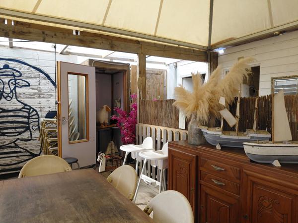 # 🐑 ET SI VOTRE PROCHAIN BUREAU AVAIT VUE SUR LA MER ?
### **LE MOUTON BLEU –  LE BARCARES6 - une adresse, une réputation, un potentiel !**
**Cession de 100 % des parts sociales – Club de plage, restauration & bar**
Et si, demain, votre lieu de travail était… **les pieds dans le sable, face à la Méditerranée ?** 🌊☀️
Rare sur le marché, je vous propose aujourd’hui une opportunité exceptionnelle avec la **cession de 100 % des parts sociales du Mouton Bleu**, établissement emblématique et reconnu, idéalement situé **directement sur la plage**.
Implanté depuis plus de **10 ans**, Le Mouton Bleu bénéficie d’une **forte notoriété auprès d’une clientèle locale et touristique**, séduite année après année par sa cuisine, son ambiance conviviale et son emplacement privilégié.
### 🏖️ UN EMPLACEMENT EXCEPTIONNEL
Directement implanté sur le front de mer, l’établissement bénéficie d’un cadre particulièrement recherché et d’une excellente accessibilité.
À proximité immédiate de la **Place de la République**, de nombreuses places de stationnement gratuites facilitent l’accès à l’établissement pour la clientèle.
Un emplacement qui permet de profiter pleinement de l’environnement balnéaire tout en bénéficiant d’une visibilité et d’une attractivité naturelles.
### 🍽️ UNE ACTIVITÉ DÉJÀ BIEN INSTALLÉE
Le Mouton Bleu développe plusieurs activités complémentaires :
• **Restauration**
• **Bar**
• **Club de plage**
• **Tapas**
• **Location de transats**
L’établissement dispose d’une capacité d’accueil d’environ **150 couverts**, pouvant atteindre **jusqu’à 200 personnes en soirée**.
Le parc comprend également **60 transats en location**.
### 📐 UNE BELLE SURFACE D’EXPLOITATION
L’activité est exploitée sur environ **1 500 m²**, répartis comme suit :
• **900 m² de zone balnéaire**
• **600 m² de surfaces accessoires**
Le club est exploité chaque année du **15 avril au 15 octobre**, conformément aux conditions de la concession.
### 📅 ENCORE 8 ANNÉES D’EXPLOITATION
Autre atout majeur : **8 années d’exploitation restent à courir sur la concession de plage**, offrant une belle visibilité pour un repreneur souhaitant s'inscrire dans la durée.
Le montant de la concession est de **20 000 € par an**, avec un reversement prévu de :
• **8 % du chiffre d’affaires pendant les deux premières années**
• puis **9 % du chiffre d’affaires**
### 💼 UNE SOCIÉTÉ SAINE
La cession porte sur **100 % des parts sociales** de la société exploitante.
L’établissement bénéficie d’une situation financière particulièrement saine :
✔️ Aucun emprunt en cours
✔️ Aucune dette en cours
✔️ Aucune procédure en cours
✔️ Équipements entretenus et renouvelés régulièrement
✔️ Activité existante et reconnue depuis plus de 10 ans
✔️ Forte notoriété locale et touristique
Une base solide permettant au futur exploitant de reprendre une activité déjà établie et immédiatement opérationnelle.
### 🚀 UN POTENTIEL DE DÉVELOPPEMENT IMPORTANT
Le Mouton Bleu dispose aujourd’hui d’une identité forte, d’une clientèle fidélisée et d’un emplacement exceptionnel.
Mais son potentiel ne s’arrête pas là.
L’établissement offre encore **de nombreuses possibilités de développement et de valorisation**, pour un professionnel souhaitant apporter sa propre vision, développer davantage certaines activités ou optimiser encore l’exploitation.
### 🐑 LE MOUTON BLEU, C’EST AVANT TOUT…
**Une adresse.**
**Une réputation.**
**Un emplacement.**
**Une clientèle.**
**Un outil de travail.**
**Et surtout, un potentiel.**
Une opportunité rare pour un professionnel de la restauration, du tourisme ou de l’hôtellerie souhaitant reprendre un établissement reconnu et bénéficier d’un cadre de travail pour le moins exceptionnel…
**Parce qu’après tout, qui n’a jamais rêvé d’avoir son bureau avec vue sur la mer ? 😉🌊**
📍 **Cession de 100 % des parts sociales**
📍 Club de plage – Restauration – Bar – Tapas
📍 Environ 1 500 m² exploités
📍 150 couverts – jusqu’à 200 en soirée
📍 60 transats
📍 8 années de concession restantes
📍 Aucun emprunt – aucune dette – aucune procédure en cours
📍 Établissement reconnu depuis plus de 10 ans
**Dossier complet et informations complémentaires sur demande, après échange qualifié.**
*Lot situé dans une copropriété de 1 lot, dispositions de l’article L.721-1 du Code de la construction et de l’habitation applicables. Bien non soumis au DPE.*
prix: 435 000€ FAI 

Sabrina Willaert
BSK IMMOBILIER
0607327433