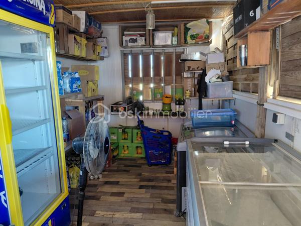 # 🐑 ET SI VOTRE PROCHAIN BUREAU AVAIT VUE SUR LA MER ?
### **LE MOUTON BLEU –  LE BARCARES6 - une adresse, une réputation, un potentiel !**
**Cession de 100 % des parts sociales – Club de plage, restauration & bar**
Et si, demain, votre lieu de travail était… **les pieds dans le sable, face à la Méditerranée ?** 🌊☀️
Rare sur le marché, je vous propose aujourd’hui une opportunité exceptionnelle avec la **cession de 100 % des parts sociales du Mouton Bleu**, établissement emblématique et reconnu, idéalement situé **directement sur la plage**.
Implanté depuis plus de **10 ans**, Le Mouton Bleu bénéficie d’une **forte notoriété auprès d’une clientèle locale et touristique**, séduite année après année par sa cuisine, son ambiance conviviale et son emplacement privilégié.
### 🏖️ UN EMPLACEMENT EXCEPTIONNEL
Directement implanté sur le front de mer, l’établissement bénéficie d’un cadre particulièrement recherché et d’une excellente accessibilité.
À proximité immédiate de la **Place de la République**, de nombreuses places de stationnement gratuites facilitent l’accès à l’établissement pour la clientèle.
Un emplacement qui permet de profiter pleinement de l’environnement balnéaire tout en bénéficiant d’une visibilité et d’une attractivité naturelles.
### 🍽️ UNE ACTIVITÉ DÉJÀ BIEN INSTALLÉE
Le Mouton Bleu développe plusieurs activités complémentaires :
• **Restauration**
• **Bar**
• **Club de plage**
• **Tapas**
• **Location de transats**
L’établissement dispose d’une capacité d’accueil d’environ **150 couverts**, pouvant atteindre **jusqu’à 200 personnes en soirée**.
Le parc comprend également **60 transats en location**.
### 📐 UNE BELLE SURFACE D’EXPLOITATION
L’activité est exploitée sur environ **1 500 m²**, répartis comme suit :
• **900 m² de zone balnéaire**
• **600 m² de surfaces accessoires**
Le club est exploité chaque année du **15 avril au 15 octobre**, conformément aux conditions de la concession.
### 📅 ENCORE 8 ANNÉES D’EXPLOITATION
Autre atout majeur : **8 années d’exploitation restent à courir sur la concession de plage**, offrant une belle visibilité pour un repreneur souhaitant s'inscrire dans la durée.
Le montant de la concession est de **20 000 € par an**, avec un reversement prévu de :
• **8 % du chiffre d’affaires pendant les deux premières années**
• puis **9 % du chiffre d’affaires**
### 💼 UNE SOCIÉTÉ SAINE
La cession porte sur **100 % des parts sociales** de la société exploitante.
L’établissement bénéficie d’une situation financière particulièrement saine :
✔️ Aucun emprunt en cours
✔️ Aucune dette en cours
✔️ Aucune procédure en cours
✔️ Équipements entretenus et renouvelés régulièrement
✔️ Activité existante et reconnue depuis plus de 10 ans
✔️ Forte notoriété locale et touristique
Une base solide permettant au futur exploitant de reprendre une activité déjà établie et immédiatement opérationnelle.
### 🚀 UN POTENTIEL DE DÉVELOPPEMENT IMPORTANT
Le Mouton Bleu dispose aujourd’hui d’une identité forte, d’une clientèle fidélisée et d’un emplacement exceptionnel.
Mais son potentiel ne s’arrête pas là.
L’établissement offre encore **de nombreuses possibilités de développement et de valorisation**, pour un professionnel souhaitant apporter sa propre vision, développer davantage certaines activités ou optimiser encore l’exploitation.
### 🐑 LE MOUTON BLEU, C’EST AVANT TOUT…
**Une adresse.**
**Une réputation.**
**Un emplacement.**
**Une clientèle.**
**Un outil de travail.**
**Et surtout, un potentiel.**
Une opportunité rare pour un professionnel de la restauration, du tourisme ou de l’hôtellerie souhaitant reprendre un établissement reconnu et bénéficier d’un cadre de travail pour le moins exceptionnel…
**Parce qu’après tout, qui n’a jamais rêvé d’avoir son bureau avec vue sur la mer ? 😉🌊**
📍 **Cession de 100 % des parts sociales**
📍 Club de plage – Restauration – Bar – Tapas
📍 Environ 1 500 m² exploités
📍 150 couverts – jusqu’à 200 en soirée
📍 60 transats
📍 8 années de concession restantes
📍 Aucun emprunt – aucune dette – aucune procédure en cours
📍 Établissement reconnu depuis plus de 10 ans
**Dossier complet et informations complémentaires sur demande, après échange qualifié.**
*Lot situé dans une copropriété de 1 lot, dispositions de l’article L.721-1 du Code de la construction et de l’habitation applicables. Bien non soumis au DPE.*
prix: 435 000€ FAI 

Sabrina Willaert
BSK IMMOBILIER
0607327433