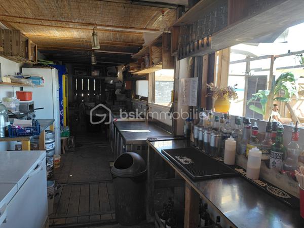 # 🐑 ET SI VOTRE PROCHAIN BUREAU AVAIT VUE SUR LA MER ?
### **LE MOUTON BLEU –  LE BARCARES6 - une adresse, une réputation, un potentiel !**
**Cession de 100 % des parts sociales – Club de plage, restauration & bar**
Et si, demain, votre lieu de travail était… **les pieds dans le sable, face à la Méditerranée ?** 🌊☀️
Rare sur le marché, je vous propose aujourd’hui une opportunité exceptionnelle avec la **cession de 100 % des parts sociales du Mouton Bleu**, établissement emblématique et reconnu, idéalement situé **directement sur la plage**.
Implanté depuis plus de **10 ans**, Le Mouton Bleu bénéficie d’une **forte notoriété auprès d’une clientèle locale et touristique**, séduite année après année par sa cuisine, son ambiance conviviale et son emplacement privilégié.
### 🏖️ UN EMPLACEMENT EXCEPTIONNEL
Directement implanté sur le front de mer, l’établissement bénéficie d’un cadre particulièrement recherché et d’une excellente accessibilité.
À proximité immédiate de la **Place de la République**, de nombreuses places de stationnement gratuites facilitent l’accès à l’établissement pour la clientèle.
Un emplacement qui permet de profiter pleinement de l’environnement balnéaire tout en bénéficiant d’une visibilité et d’une attractivité naturelles.
### 🍽️ UNE ACTIVITÉ DÉJÀ BIEN INSTALLÉE
Le Mouton Bleu développe plusieurs activités complémentaires :
• **Restauration**
• **Bar**
• **Club de plage**
• **Tapas**
• **Location de transats**
L’établissement dispose d’une capacité d’accueil d’environ **150 couverts**, pouvant atteindre **jusqu’à 200 personnes en soirée**.
Le parc comprend également **60 transats en location**.
### 📐 UNE BELLE SURFACE D’EXPLOITATION
L’activité est exploitée sur environ **1 500 m²**, répartis comme suit :
• **900 m² de zone balnéaire**
• **600 m² de surfaces accessoires**
Le club est exploité chaque année du **15 avril au 15 octobre**, conformément aux conditions de la concession.
### 📅 ENCORE 8 ANNÉES D’EXPLOITATION
Autre atout majeur : **8 années d’exploitation restent à courir sur la concession de plage**, offrant une belle visibilité pour un repreneur souhaitant s'inscrire dans la durée.
Le montant de la concession est de **20 000 € par an**, avec un reversement prévu de :
• **8 % du chiffre d’affaires pendant les deux premières années**
• puis **9 % du chiffre d’affaires**
### 💼 UNE SOCIÉTÉ SAINE
La cession porte sur **100 % des parts sociales** de la société exploitante.
L’établissement bénéficie d’une situation financière particulièrement saine :
✔️ Aucun emprunt en cours
✔️ Aucune dette en cours
✔️ Aucune procédure en cours
✔️ Équipements entretenus et renouvelés régulièrement
✔️ Activité existante et reconnue depuis plus de 10 ans
✔️ Forte notoriété locale et touristique
Une base solide permettant au futur exploitant de reprendre une activité déjà établie et immédiatement opérationnelle.
### 🚀 UN POTENTIEL DE DÉVELOPPEMENT IMPORTANT
Le Mouton Bleu dispose aujourd’hui d’une identité forte, d’une clientèle fidélisée et d’un emplacement exceptionnel.
Mais son potentiel ne s’arrête pas là.
L’établissement offre encore **de nombreuses possibilités de développement et de valorisation**, pour un professionnel souhaitant apporter sa propre vision, développer davantage certaines activités ou optimiser encore l’exploitation.
### 🐑 LE MOUTON BLEU, C’EST AVANT TOUT…
**Une adresse.**
**Une réputation.**
**Un emplacement.**
**Une clientèle.**
**Un outil de travail.**
**Et surtout, un potentiel.**
Une opportunité rare pour un professionnel de la restauration, du tourisme ou de l’hôtellerie souhaitant reprendre un établissement reconnu et bénéficier d’un cadre de travail pour le moins exceptionnel…
**Parce qu’après tout, qui n’a jamais rêvé d’avoir son bureau avec vue sur la mer ? 😉🌊**
📍 **Cession de 100 % des parts sociales**
📍 Club de plage – Restauration – Bar – Tapas
📍 Environ 1 500 m² exploités
📍 150 couverts – jusqu’à 200 en soirée
📍 60 transats
📍 8 années de concession restantes
📍 Aucun emprunt – aucune dette – aucune procédure en cours
📍 Établissement reconnu depuis plus de 10 ans
**Dossier complet et informations complémentaires sur demande, après échange qualifié.**
*Lot situé dans une copropriété de 1 lot, dispositions de l’article L.721-1 du Code de la construction et de l’habitation applicables. Bien non soumis au DPE.*
prix: 435 000€ FAI 

Sabrina Willaert
BSK IMMOBILIER
0607327433