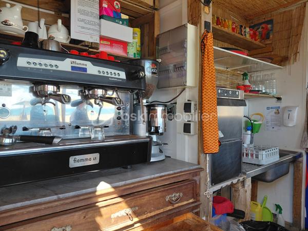 # 🐑 ET SI VOTRE PROCHAIN BUREAU AVAIT VUE SUR LA MER ?
### **LE MOUTON BLEU –  LE BARCARES6 - une adresse, une réputation, un potentiel !**
**Cession de 100 % des parts sociales – Club de plage, restauration & bar**
Et si, demain, votre lieu de travail était… **les pieds dans le sable, face à la Méditerranée ?** 🌊☀️
Rare sur le marché, je vous propose aujourd’hui une opportunité exceptionnelle avec la **cession de 100 % des parts sociales du Mouton Bleu**, établissement emblématique et reconnu, idéalement situé **directement sur la plage**.
Implanté depuis plus de **10 ans**, Le Mouton Bleu bénéficie d’une **forte notoriété auprès d’une clientèle locale et touristique**, séduite année après année par sa cuisine, son ambiance conviviale et son emplacement privilégié.
### 🏖️ UN EMPLACEMENT EXCEPTIONNEL
Directement implanté sur le front de mer, l’établissement bénéficie d’un cadre particulièrement recherché et d’une excellente accessibilité.
À proximité immédiate de la **Place de la République**, de nombreuses places de stationnement gratuites facilitent l’accès à l’établissement pour la clientèle.
Un emplacement qui permet de profiter pleinement de l’environnement balnéaire tout en bénéficiant d’une visibilité et d’une attractivité naturelles.
### 🍽️ UNE ACTIVITÉ DÉJÀ BIEN INSTALLÉE
Le Mouton Bleu développe plusieurs activités complémentaires :
• **Restauration**
• **Bar**
• **Club de plage**
• **Tapas**
• **Location de transats**
L’établissement dispose d’une capacité d’accueil d’environ **150 couverts**, pouvant atteindre **jusqu’à 200 personnes en soirée**.
Le parc comprend également **60 transats en location**.
### 📐 UNE BELLE SURFACE D’EXPLOITATION
L’activité est exploitée sur environ **1 500 m²**, répartis comme suit :
• **900 m² de zone balnéaire**
• **600 m² de surfaces accessoires**
Le club est exploité chaque année du **15 avril au 15 octobre**, conformément aux conditions de la concession.
### 📅 ENCORE 8 ANNÉES D’EXPLOITATION
Autre atout majeur : **8 années d’exploitation restent à courir sur la concession de plage**, offrant une belle visibilité pour un repreneur souhaitant s'inscrire dans la durée.
Le montant de la concession est de **20 000 € par an**, avec un reversement prévu de :
• **8 % du chiffre d’affaires pendant les deux premières années**
• puis **9 % du chiffre d’affaires**
### 💼 UNE SOCIÉTÉ SAINE
La cession porte sur **100 % des parts sociales** de la société exploitante.
L’établissement bénéficie d’une situation financière particulièrement saine :
✔️ Aucun emprunt en cours
✔️ Aucune dette en cours
✔️ Aucune procédure en cours
✔️ Équipements entretenus et renouvelés régulièrement
✔️ Activité existante et reconnue depuis plus de 10 ans
✔️ Forte notoriété locale et touristique
Une base solide permettant au futur exploitant de reprendre une activité déjà établie et immédiatement opérationnelle.
### 🚀 UN POTENTIEL DE DÉVELOPPEMENT IMPORTANT
Le Mouton Bleu dispose aujourd’hui d’une identité forte, d’une clientèle fidélisée et d’un emplacement exceptionnel.
Mais son potentiel ne s’arrête pas là.
L’établissement offre encore **de nombreuses possibilités de développement et de valorisation**, pour un professionnel souhaitant apporter sa propre vision, développer davantage certaines activités ou optimiser encore l’exploitation.
### 🐑 LE MOUTON BLEU, C’EST AVANT TOUT…
**Une adresse.**
**Une réputation.**
**Un emplacement.**
**Une clientèle.**
**Un outil de travail.**
**Et surtout, un potentiel.**
Une opportunité rare pour un professionnel de la restauration, du tourisme ou de l’hôtellerie souhaitant reprendre un établissement reconnu et bénéficier d’un cadre de travail pour le moins exceptionnel…
**Parce qu’après tout, qui n’a jamais rêvé d’avoir son bureau avec vue sur la mer ? 😉🌊**
📍 **Cession de 100 % des parts sociales**
📍 Club de plage – Restauration – Bar – Tapas
📍 Environ 1 500 m² exploités
📍 150 couverts – jusqu’à 200 en soirée
📍 60 transats
📍 8 années de concession restantes
📍 Aucun emprunt – aucune dette – aucune procédure en cours
📍 Établissement reconnu depuis plus de 10 ans
**Dossier complet et informations complémentaires sur demande, après échange qualifié.**
*Lot situé dans une copropriété de 1 lot, dispositions de l’article L.721-1 du Code de la construction et de l’habitation applicables. Bien non soumis au DPE.*
prix: 435 000€ FAI 

Sabrina Willaert
BSK IMMOBILIER
0607327433