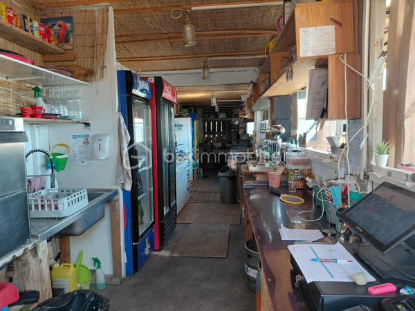 # 🐑 ET SI VOTRE PROCHAIN BUREAU AVAIT VUE SUR LA MER ?
### **LE MOUTON BLEU –  LE BARCARES6 - une adresse, une réputation, un potentiel !**
**Cession de 100 % des parts sociales – Club de plage, restauration & bar**
Et si, demain, votre lieu de travail était… **les pieds dans le sable, face à la Méditerranée ?** 🌊☀️
Rare sur le marché, je vous propose aujourd’hui une opportunité exceptionnelle avec la **cession de 100 % des parts sociales du Mouton Bleu**, établissement emblématique et reconnu, idéalement situé **directement sur la plage**.
Implanté depuis plus de **10 ans**, Le Mouton Bleu bénéficie d’une **forte notoriété auprès d’une clientèle locale et touristique**, séduite année après année par sa cuisine, son ambiance conviviale et son emplacement privilégié.
### 🏖️ UN EMPLACEMENT EXCEPTIONNEL
Directement implanté sur le front de mer, l’établissement bénéficie d’un cadre particulièrement recherché et d’une excellente accessibilité.
À proximité immédiate de la **Place de la République**, de nombreuses places de stationnement gratuites facilitent l’accès à l’établissement pour la clientèle.
Un emplacement qui permet de profiter pleinement de l’environnement balnéaire tout en bénéficiant d’une visibilité et d’une attractivité naturelles.
### 🍽️ UNE ACTIVITÉ DÉJÀ BIEN INSTALLÉE
Le Mouton Bleu développe plusieurs activités complémentaires :
• **Restauration**
• **Bar**
• **Club de plage**
• **Tapas**
• **Location de transats**
L’établissement dispose d’une capacité d’accueil d’environ **150 couverts**, pouvant atteindre **jusqu’à 200 personnes en soirée**.
Le parc comprend également **60 transats en location**.
### 📐 UNE BELLE SURFACE D’EXPLOITATION
L’activité est exploitée sur environ **1 500 m²**, répartis comme suit :
• **900 m² de zone balnéaire**
• **600 m² de surfaces accessoires**
Le club est exploité chaque année du **15 avril au 15 octobre**, conformément aux conditions de la concession.
### 📅 ENCORE 8 ANNÉES D’EXPLOITATION
Autre atout majeur : **8 années d’exploitation restent à courir sur la concession de plage**, offrant une belle visibilité pour un repreneur souhaitant s'inscrire dans la durée.
Le montant de la concession est de **20 000 € par an**, avec un reversement prévu de :
• **8 % du chiffre d’affaires pendant les deux premières années**
• puis **9 % du chiffre d’affaires**
### 💼 UNE SOCIÉTÉ SAINE
La cession porte sur **100 % des parts sociales** de la société exploitante.
L’établissement bénéficie d’une situation financière particulièrement saine :
✔️ Aucun emprunt en cours
✔️ Aucune dette en cours
✔️ Aucune procédure en cours
✔️ Équipements entretenus et renouvelés régulièrement
✔️ Activité existante et reconnue depuis plus de 10 ans
✔️ Forte notoriété locale et touristique
Une base solide permettant au futur exploitant de reprendre une activité déjà établie et immédiatement opérationnelle.
### 🚀 UN POTENTIEL DE DÉVELOPPEMENT IMPORTANT
Le Mouton Bleu dispose aujourd’hui d’une identité forte, d’une clientèle fidélisée et d’un emplacement exceptionnel.
Mais son potentiel ne s’arrête pas là.
L’établissement offre encore **de nombreuses possibilités de développement et de valorisation**, pour un professionnel souhaitant apporter sa propre vision, développer davantage certaines activités ou optimiser encore l’exploitation.
### 🐑 LE MOUTON BLEU, C’EST AVANT TOUT…
**Une adresse.**
**Une réputation.**
**Un emplacement.**
**Une clientèle.**
**Un outil de travail.**
**Et surtout, un potentiel.**
Une opportunité rare pour un professionnel de la restauration, du tourisme ou de l’hôtellerie souhaitant reprendre un établissement reconnu et bénéficier d’un cadre de travail pour le moins exceptionnel…
**Parce qu’après tout, qui n’a jamais rêvé d’avoir son bureau avec vue sur la mer ? 😉🌊**
📍 **Cession de 100 % des parts sociales**
📍 Club de plage – Restauration – Bar – Tapas
📍 Environ 1 500 m² exploités
📍 150 couverts – jusqu’à 200 en soirée
📍 60 transats
📍 8 années de concession restantes
📍 Aucun emprunt – aucune dette – aucune procédure en cours
📍 Établissement reconnu depuis plus de 10 ans
**Dossier complet et informations complémentaires sur demande, après échange qualifié.**
*Lot situé dans une copropriété de 1 lot, dispositions de l’article L.721-1 du Code de la construction et de l’habitation applicables. Bien non soumis au DPE.*
prix: 435 000€ FAI 

Sabrina Willaert
BSK IMMOBILIER
0607327433