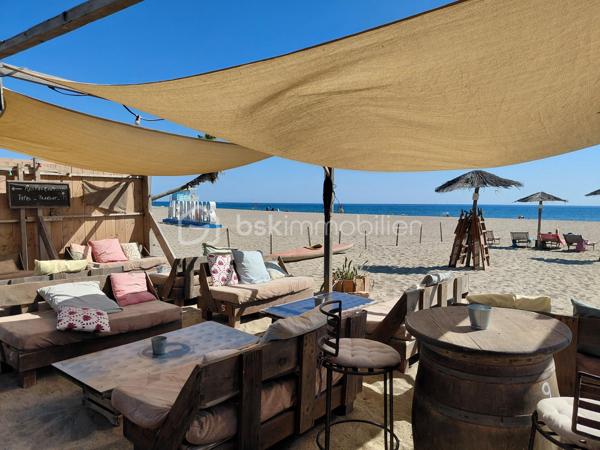 # 🐑 ET SI VOTRE PROCHAIN BUREAU AVAIT VUE SUR LA MER ?
### **LE MOUTON BLEU –  LE BARCARES6 - une adresse, une réputation, un potentiel !**
**Cession de 100 % des parts sociales – Club de plage, restauration & bar**
Et si, demain, votre lieu de travail était… **les pieds dans le sable, face à la Méditerranée ?** 🌊☀️
Rare sur le marché, je vous propose aujourd’hui une opportunité exceptionnelle avec la **cession de 100 % des parts sociales du Mouton Bleu**, établissement emblématique et reconnu, idéalement situé **directement sur la plage**.
Implanté depuis plus de **10 ans**, Le Mouton Bleu bénéficie d’une **forte notoriété auprès d’une clientèle locale et touristique**, séduite année après année par sa cuisine, son ambiance conviviale et son emplacement privilégié.
### 🏖️ UN EMPLACEMENT EXCEPTIONNEL
Directement implanté sur le front de mer, l’établissement bénéficie d’un cadre particulièrement recherché et d’une excellente accessibilité.
À proximité immédiate de la **Place de la République**, de nombreuses places de stationnement gratuites facilitent l’accès à l’établissement pour la clientèle.
Un emplacement qui permet de profiter pleinement de l’environnement balnéaire tout en bénéficiant d’une visibilité et d’une attractivité naturelles.
### 🍽️ UNE ACTIVITÉ DÉJÀ BIEN INSTALLÉE
Le Mouton Bleu développe plusieurs activités complémentaires :
• **Restauration**
• **Bar**
• **Club de plage**
• **Tapas**
• **Location de transats**
L’établissement dispose d’une capacité d’accueil d’environ **150 couverts**, pouvant atteindre **jusqu’à 200 personnes en soirée**.
Le parc comprend également **60 transats en location**.
### 📐 UNE BELLE SURFACE D’EXPLOITATION
L’activité est exploitée sur environ **1 500 m²**, répartis comme suit :
• **900 m² de zone balnéaire**
• **600 m² de surfaces accessoires**
Le club est exploité chaque année du **15 avril au 15 octobre**, conformément aux conditions de la concession.
### 📅 ENCORE 8 ANNÉES D’EXPLOITATION
Autre atout majeur : **8 années d’exploitation restent à courir sur la concession de plage**, offrant une belle visibilité pour un repreneur souhaitant s'inscrire dans la durée.
Le montant de la concession est de **20 000 € par an**, avec un reversement prévu de :
• **8 % du chiffre d’affaires pendant les deux premières années**
• puis **9 % du chiffre d’affaires**
### 💼 UNE SOCIÉTÉ SAINE
La cession porte sur **100 % des parts sociales** de la société exploitante.
L’établissement bénéficie d’une situation financière particulièrement saine :
✔️ Aucun emprunt en cours
✔️ Aucune dette en cours
✔️ Aucune procédure en cours
✔️ Équipements entretenus et renouvelés régulièrement
✔️ Activité existante et reconnue depuis plus de 10 ans
✔️ Forte notoriété locale et touristique
Une base solide permettant au futur exploitant de reprendre une activité déjà établie et immédiatement opérationnelle.
### 🚀 UN POTENTIEL DE DÉVELOPPEMENT IMPORTANT
Le Mouton Bleu dispose aujourd’hui d’une identité forte, d’une clientèle fidélisée et d’un emplacement exceptionnel.
Mais son potentiel ne s’arrête pas là.
L’établissement offre encore **de nombreuses possibilités de développement et de valorisation**, pour un professionnel souhaitant apporter sa propre vision, développer davantage certaines activités ou optimiser encore l’exploitation.
### 🐑 LE MOUTON BLEU, C’EST AVANT TOUT…
**Une adresse.**
**Une réputation.**
**Un emplacement.**
**Une clientèle.**
**Un outil de travail.**
**Et surtout, un potentiel.**
Une opportunité rare pour un professionnel de la restauration, du tourisme ou de l’hôtellerie souhaitant reprendre un établissement reconnu et bénéficier d’un cadre de travail pour le moins exceptionnel…
**Parce qu’après tout, qui n’a jamais rêvé d’avoir son bureau avec vue sur la mer ? 😉🌊**
📍 **Cession de 100 % des parts sociales**
📍 Club de plage – Restauration – Bar – Tapas
📍 Environ 1 500 m² exploités
📍 150 couverts – jusqu’à 200 en soirée
📍 60 transats
📍 8 années de concession restantes
📍 Aucun emprunt – aucune dette – aucune procédure en cours
📍 Établissement reconnu depuis plus de 10 ans
**Dossier complet et informations complémentaires sur demande, après échange qualifié.**
*Lot situé dans une copropriété de 1 lot, dispositions de l’article L.721-1 du Code de la construction et de l’habitation applicables. Bien non soumis au DPE.*
prix: 435 000€ FAI 

Sabrina Willaert
BSK IMMOBILIER
0607327433
