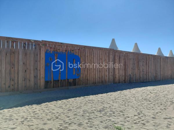 # 🐑 ET SI VOTRE PROCHAIN BUREAU AVAIT VUE SUR LA MER ?
### **LE MOUTON BLEU –  LE BARCARES6 - une adresse, une réputation, un potentiel !**
**Cession de 100 % des parts sociales – Club de plage, restauration & bar**
Et si, demain, votre lieu de travail était… **les pieds dans le sable, face à la Méditerranée ?** 🌊☀️
Rare sur le marché, je vous propose aujourd’hui une opportunité exceptionnelle avec la **cession de 100 % des parts sociales du Mouton Bleu**, établissement emblématique et reconnu, idéalement situé **directement sur la plage**.
Implanté depuis plus de **10 ans**, Le Mouton Bleu bénéficie d’une **forte notoriété auprès d’une clientèle locale et touristique**, séduite année après année par sa cuisine, son ambiance conviviale et son emplacement privilégié.
### 🏖️ UN EMPLACEMENT EXCEPTIONNEL
Directement implanté sur le front de mer, l’établissement bénéficie d’un cadre particulièrement recherché et d’une excellente accessibilité.
À proximité immédiate de la **Place de la République**, de nombreuses places de stationnement gratuites facilitent l’accès à l’établissement pour la clientèle.
Un emplacement qui permet de profiter pleinement de l’environnement balnéaire tout en bénéficiant d’une visibilité et d’une attractivité naturelles.
### 🍽️ UNE ACTIVITÉ DÉJÀ BIEN INSTALLÉE
Le Mouton Bleu développe plusieurs activités complémentaires :
• **Restauration**
• **Bar**
• **Club de plage**
• **Tapas**
• **Location de transats**
L’établissement dispose d’une capacité d’accueil d’environ **150 couverts**, pouvant atteindre **jusqu’à 200 personnes en soirée**.
Le parc comprend également **60 transats en location**.
### 📐 UNE BELLE SURFACE D’EXPLOITATION
L’activité est exploitée sur environ **1 500 m²**, répartis comme suit :
• **900 m² de zone balnéaire**
• **600 m² de surfaces accessoires**
Le club est exploité chaque année du **15 avril au 15 octobre**, conformément aux conditions de la concession.
### 📅 ENCORE 8 ANNÉES D’EXPLOITATION
Autre atout majeur : **8 années d’exploitation restent à courir sur la concession de plage**, offrant une belle visibilité pour un repreneur souhaitant s'inscrire dans la durée.
Le montant de la concession est de **20 000 € par an**, avec un reversement prévu de :
• **8 % du chiffre d’affaires pendant les deux premières années**
• puis **9 % du chiffre d’affaires**
### 💼 UNE SOCIÉTÉ SAINE
La cession porte sur **100 % des parts sociales** de la société exploitante.
L’établissement bénéficie d’une situation financière particulièrement saine :
✔️ Aucun emprunt en cours
✔️ Aucune dette en cours
✔️ Aucune procédure en cours
✔️ Équipements entretenus et renouvelés régulièrement
✔️ Activité existante et reconnue depuis plus de 10 ans
✔️ Forte notoriété locale et touristique
Une base solide permettant au futur exploitant de reprendre une activité déjà établie et immédiatement opérationnelle.
### 🚀 UN POTENTIEL DE DÉVELOPPEMENT IMPORTANT
Le Mouton Bleu dispose aujourd’hui d’une identité forte, d’une clientèle fidélisée et d’un emplacement exceptionnel.
Mais son potentiel ne s’arrête pas là.
L’établissement offre encore **de nombreuses possibilités de développement et de valorisation**, pour un professionnel souhaitant apporter sa propre vision, développer davantage certaines activités ou optimiser encore l’exploitation.
### 🐑 LE MOUTON BLEU, C’EST AVANT TOUT…
**Une adresse.**
**Une réputation.**
**Un emplacement.**
**Une clientèle.**
**Un outil de travail.**
**Et surtout, un potentiel.**
Une opportunité rare pour un professionnel de la restauration, du tourisme ou de l’hôtellerie souhaitant reprendre un établissement reconnu et bénéficier d’un cadre de travail pour le moins exceptionnel…
**Parce qu’après tout, qui n’a jamais rêvé d’avoir son bureau avec vue sur la mer ? 😉🌊**
📍 **Cession de 100 % des parts sociales**
📍 Club de plage – Restauration – Bar – Tapas
📍 Environ 1 500 m² exploités
📍 150 couverts – jusqu’à 200 en soirée
📍 60 transats
📍 8 années de concession restantes
📍 Aucun emprunt – aucune dette – aucune procédure en cours
📍 Établissement reconnu depuis plus de 10 ans
**Dossier complet et informations complémentaires sur demande, après échange qualifié.**
*Lot situé dans une copropriété de 1 lot, dispositions de l’article L.721-1 du Code de la construction et de l’habitation applicables. Bien non soumis au DPE.*
prix: 435 000€ FAI 

Sabrina Willaert
BSK IMMOBILIER
0607327433