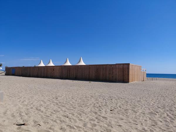 # 🐑 ET SI VOTRE PROCHAIN BUREAU AVAIT VUE SUR LA MER ?
### **LE MOUTON BLEU –  LE BARCARES6 - une adresse, une réputation, un potentiel !**
**Cession de 100 % des parts sociales – Club de plage, restauration & bar**
Et si, demain, votre lieu de travail était… **les pieds dans le sable, face à la Méditerranée ?** 🌊☀️
Rare sur le marché, je vous propose aujourd’hui une opportunité exceptionnelle avec la **cession de 100 % des parts sociales du Mouton Bleu**, établissement emblématique et reconnu, idéalement situé **directement sur la plage**.
Implanté depuis plus de **10 ans**, Le Mouton Bleu bénéficie d’une **forte notoriété auprès d’une clientèle locale et touristique**, séduite année après année par sa cuisine, son ambiance conviviale et son emplacement privilégié.
### 🏖️ UN EMPLACEMENT EXCEPTIONNEL
Directement implanté sur le front de mer, l’établissement bénéficie d’un cadre particulièrement recherché et d’une excellente accessibilité.
À proximité immédiate de la **Place de la République**, de nombreuses places de stationnement gratuites facilitent l’accès à l’établissement pour la clientèle.
Un emplacement qui permet de profiter pleinement de l’environnement balnéaire tout en bénéficiant d’une visibilité et d’une attractivité naturelles.
### 🍽️ UNE ACTIVITÉ DÉJÀ BIEN INSTALLÉE
Le Mouton Bleu développe plusieurs activités complémentaires :
• **Restauration**
• **Bar**
• **Club de plage**
• **Tapas**
• **Location de transats**
L’établissement dispose d’une capacité d’accueil d’environ **150 couverts**, pouvant atteindre **jusqu’à 200 personnes en soirée**.
Le parc comprend également **60 transats en location**.
### 📐 UNE BELLE SURFACE D’EXPLOITATION
L’activité est exploitée sur environ **1 500 m²**, répartis comme suit :
• **900 m² de zone balnéaire**
• **600 m² de surfaces accessoires**
Le club est exploité chaque année du **15 avril au 15 octobre**, conformément aux conditions de la concession.
### 📅 ENCORE 8 ANNÉES D’EXPLOITATION
Autre atout majeur : **8 années d’exploitation restent à courir sur la concession de plage**, offrant une belle visibilité pour un repreneur souhaitant s'inscrire dans la durée.
Le montant de la concession est de **20 000 € par an**, avec un reversement prévu de :
• **8 % du chiffre d’affaires pendant les deux premières années**
• puis **9 % du chiffre d’affaires**
### 💼 UNE SOCIÉTÉ SAINE
La cession porte sur **100 % des parts sociales** de la société exploitante.
L’établissement bénéficie d’une situation financière particulièrement saine :
✔️ Aucun emprunt en cours
✔️ Aucune dette en cours
✔️ Aucune procédure en cours
✔️ Équipements entretenus et renouvelés régulièrement
✔️ Activité existante et reconnue depuis plus de 10 ans
✔️ Forte notoriété locale et touristique
Une base solide permettant au futur exploitant de reprendre une activité déjà établie et immédiatement opérationnelle.
### 🚀 UN POTENTIEL DE DÉVELOPPEMENT IMPORTANT
Le Mouton Bleu dispose aujourd’hui d’une identité forte, d’une clientèle fidélisée et d’un emplacement exceptionnel.
Mais son potentiel ne s’arrête pas là.
L’établissement offre encore **de nombreuses possibilités de développement et de valorisation**, pour un professionnel souhaitant apporter sa propre vision, développer davantage certaines activités ou optimiser encore l’exploitation.
### 🐑 LE MOUTON BLEU, C’EST AVANT TOUT…
**Une adresse.**
**Une réputation.**
**Un emplacement.**
**Une clientèle.**
**Un outil de travail.**
**Et surtout, un potentiel.**
Une opportunité rare pour un professionnel de la restauration, du tourisme ou de l’hôtellerie souhaitant reprendre un établissement reconnu et bénéficier d’un cadre de travail pour le moins exceptionnel…
**Parce qu’après tout, qui n’a jamais rêvé d’avoir son bureau avec vue sur la mer ? 😉🌊**
📍 **Cession de 100 % des parts sociales**
📍 Club de plage – Restauration – Bar – Tapas
📍 Environ 1 500 m² exploités
📍 150 couverts – jusqu’à 200 en soirée
📍 60 transats
📍 8 années de concession restantes
📍 Aucun emprunt – aucune dette – aucune procédure en cours
📍 Établissement reconnu depuis plus de 10 ans
**Dossier complet et informations complémentaires sur demande, après échange qualifié.**
*Lot situé dans une copropriété de 1 lot, dispositions de l’article L.721-1 du Code de la construction et de l’habitation applicables. Bien non soumis au DPE.*
prix: 435 000€ FAI 

Sabrina Willaert
BSK IMMOBILIER
0607327433