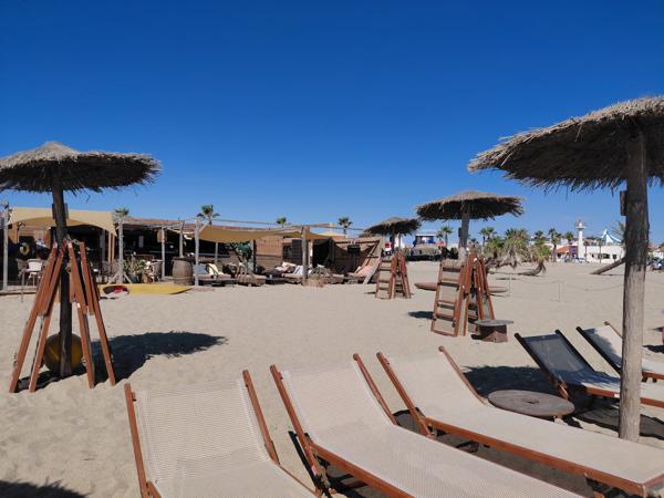 # 🐑 ET SI VOTRE PROCHAIN BUREAU AVAIT VUE SUR LA MER ?
### **LE MOUTON BLEU –  LE BARCARES6 - une adresse, une réputation, un potentiel !**
**Cession de 100 % des parts sociales – Club de plage, restauration & bar**
Et si, demain, votre lieu de travail était… **les pieds dans le sable, face à la Méditerranée ?** 🌊☀️
Rare sur le marché, je vous propose aujourd’hui une opportunité exceptionnelle avec la **cession de 100 % des parts sociales du Mouton Bleu**, établissement emblématique et reconnu, idéalement situé **directement sur la plage**.
Implanté depuis plus de **10 ans**, Le Mouton Bleu bénéficie d’une **forte notoriété auprès d’une clientèle locale et touristique**, séduite année après année par sa cuisine, son ambiance conviviale et son emplacement privilégié.
### 🏖️ UN EMPLACEMENT EXCEPTIONNEL
Directement implanté sur le front de mer, l’établissement bénéficie d’un cadre particulièrement recherché et d’une excellente accessibilité.
À proximité immédiate de la **Place de la République**, de nombreuses places de stationnement gratuites facilitent l’accès à l’établissement pour la clientèle.
Un emplacement qui permet de profiter pleinement de l’environnement balnéaire tout en bénéficiant d’une visibilité et d’une attractivité naturelles.
### 🍽️ UNE ACTIVITÉ DÉJÀ BIEN INSTALLÉE
Le Mouton Bleu développe plusieurs activités complémentaires :
• **Restauration**
• **Bar**
• **Club de plage**
• **Tapas**
• **Location de transats**
L’établissement dispose d’une capacité d’accueil d’environ **150 couverts**, pouvant atteindre **jusqu’à 200 personnes en soirée**.
Le parc comprend également **60 transats en location**.
### 📐 UNE BELLE SURFACE D’EXPLOITATION
L’activité est exploitée sur environ **1 500 m²**, répartis comme suit :
• **900 m² de zone balnéaire**
• **600 m² de surfaces accessoires**
Le club est exploité chaque année du **15 avril au 15 octobre**, conformément aux conditions de la concession.
### 📅 ENCORE 8 ANNÉES D’EXPLOITATION
Autre atout majeur : **8 années d’exploitation restent à courir sur la concession de plage**, offrant une belle visibilité pour un repreneur souhaitant s'inscrire dans la durée.
Le montant de la concession est de **20 000 € par an**, avec un reversement prévu de :
• **8 % du chiffre d’affaires pendant les deux premières années**
• puis **9 % du chiffre d’affaires**
### 💼 UNE SOCIÉTÉ SAINE
La cession porte sur **100 % des parts sociales** de la société exploitante.
L’établissement bénéficie d’une situation financière particulièrement saine :
✔️ Aucun emprunt en cours
✔️ Aucune dette en cours
✔️ Aucune procédure en cours
✔️ Équipements entretenus et renouvelés régulièrement
✔️ Activité existante et reconnue depuis plus de 10 ans
✔️ Forte notoriété locale et touristique
Une base solide permettant au futur exploitant de reprendre une activité déjà établie et immédiatement opérationnelle.
### 🚀 UN POTENTIEL DE DÉVELOPPEMENT IMPORTANT
Le Mouton Bleu dispose aujourd’hui d’une identité forte, d’une clientèle fidélisée et d’un emplacement exceptionnel.
Mais son potentiel ne s’arrête pas là.
L’établissement offre encore **de nombreuses possibilités de développement et de valorisation**, pour un professionnel souhaitant apporter sa propre vision, développer davantage certaines activités ou optimiser encore l’exploitation.
### 🐑 LE MOUTON BLEU, C’EST AVANT TOUT…
**Une adresse.**
**Une réputation.**
**Un emplacement.**
**Une clientèle.**
**Un outil de travail.**
**Et surtout, un potentiel.**
Une opportunité rare pour un professionnel de la restauration, du tourisme ou de l’hôtellerie souhaitant reprendre un établissement reconnu et bénéficier d’un cadre de travail pour le moins exceptionnel…
**Parce qu’après tout, qui n’a jamais rêvé d’avoir son bureau avec vue sur la mer ? 😉🌊**
📍 **Cession de 100 % des parts sociales**
📍 Club de plage – Restauration – Bar – Tapas
📍 Environ 1 500 m² exploités
📍 150 couverts – jusqu’à 200 en soirée
📍 60 transats
📍 8 années de concession restantes
📍 Aucun emprunt – aucune dette – aucune procédure en cours
📍 Établissement reconnu depuis plus de 10 ans
**Dossier complet et informations complémentaires sur demande, après échange qualifié.**
*Lot situé dans une copropriété de 1 lot, dispositions de l’article L.721-1 du Code de la construction et de l’habitation applicables. Bien non soumis au DPE.*
prix: 435 000€ FAI 

Sabrina Willaert
BSK IMMOBILIER
0607327433