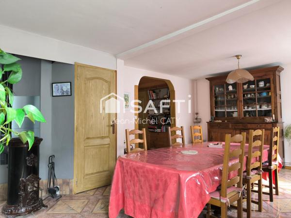 Fraisans maison de 144 m² sur 3594 m² de terrain avec 4 chambres.