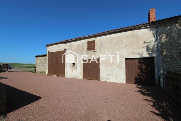 MAISON EN PIERRE AVEC NOMBREUSES DÉPENDANCES