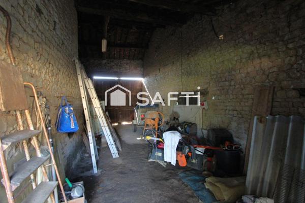 MAISON EN PIERRE AVEC NOMBREUSES DÉPENDANCES