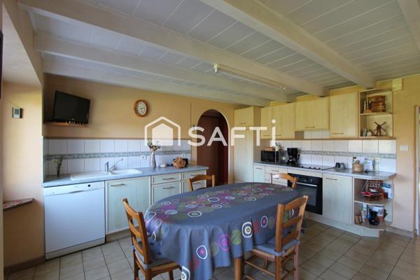 MAISON EN PIERRE AVEC NOMBREUSES DÉPENDANCES