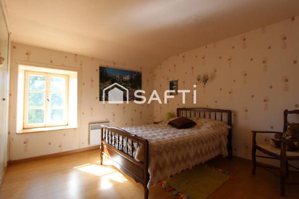 MAISON EN PIERRE AVEC NOMBREUSES DÉPENDANCES