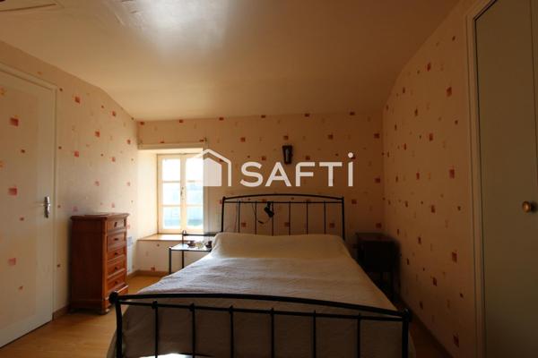 MAISON EN PIERRE AVEC NOMBREUSES DÉPENDANCES