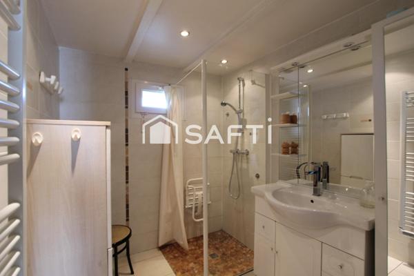 MAISON EN PIERRE AVEC NOMBREUSES DÉPENDANCES