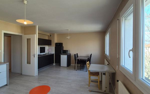Appartement à vendre    1 pièce •  Saint-Étienne