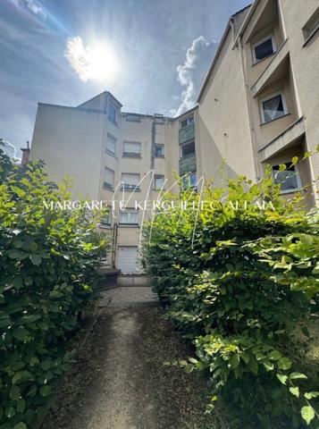 Appartement de 77m² Carrez, 3 chambres, idéalement situé près du centre-ville.