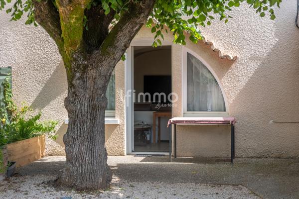 Maison de village avec cour et terrasse.